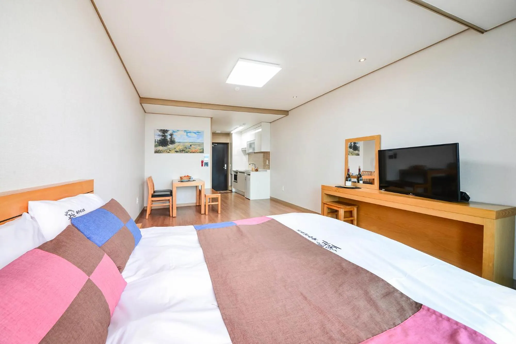 TV and multimedia, Bed in Jeju Resort