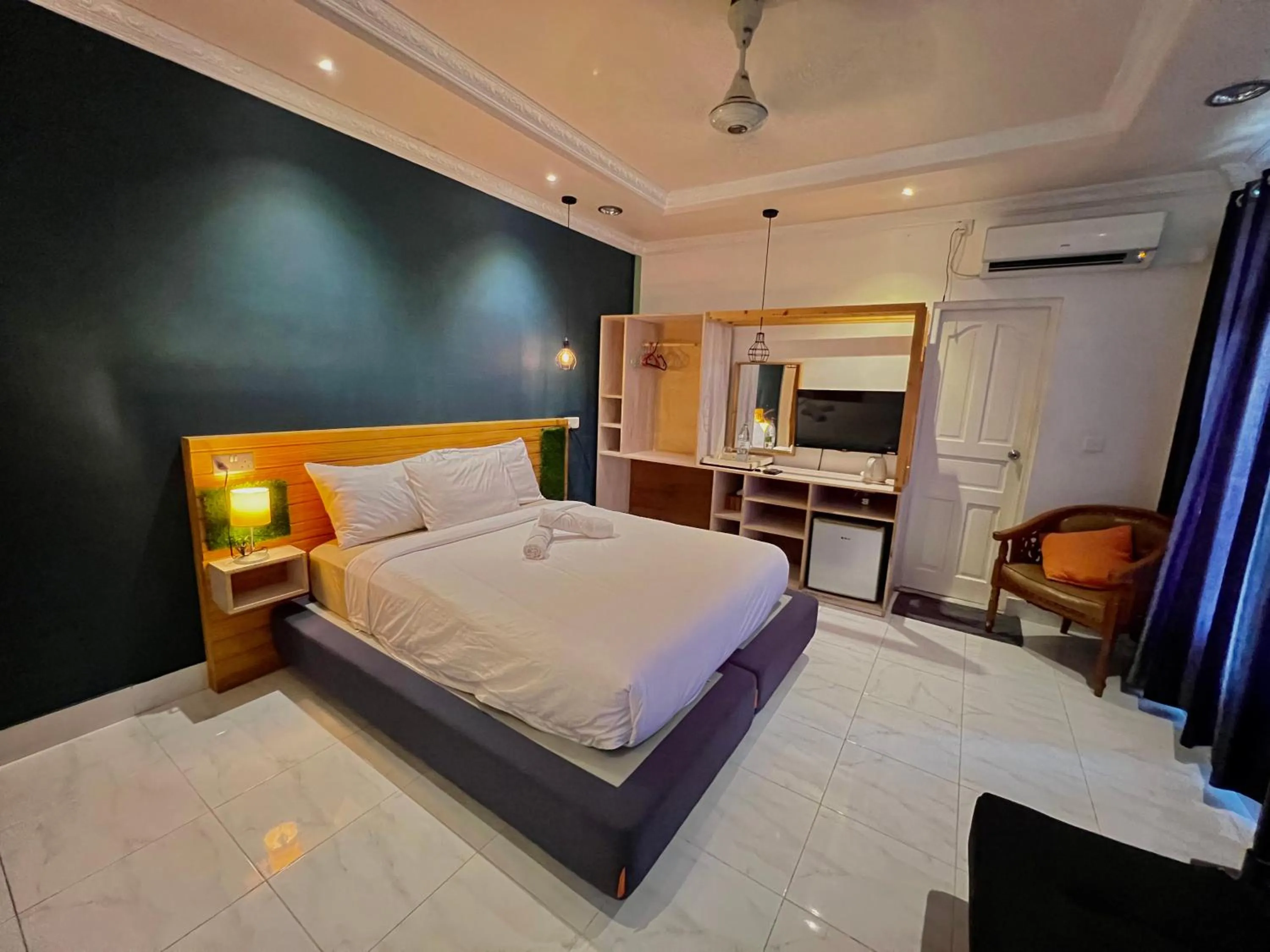 Seating area, Bed in Koimala Hotel