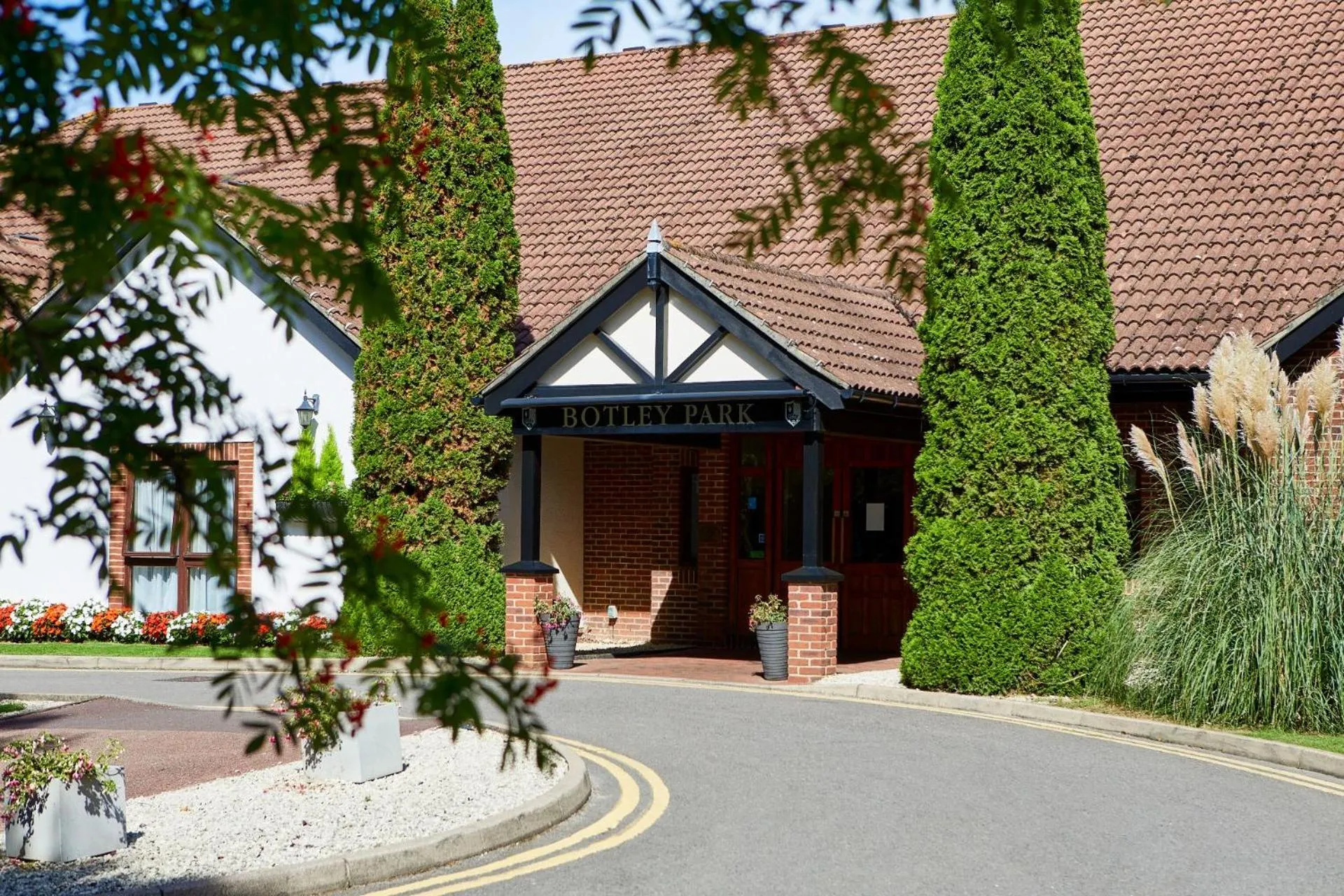 Facade/entrance in Macdonald Botley Park Hotel & Spa