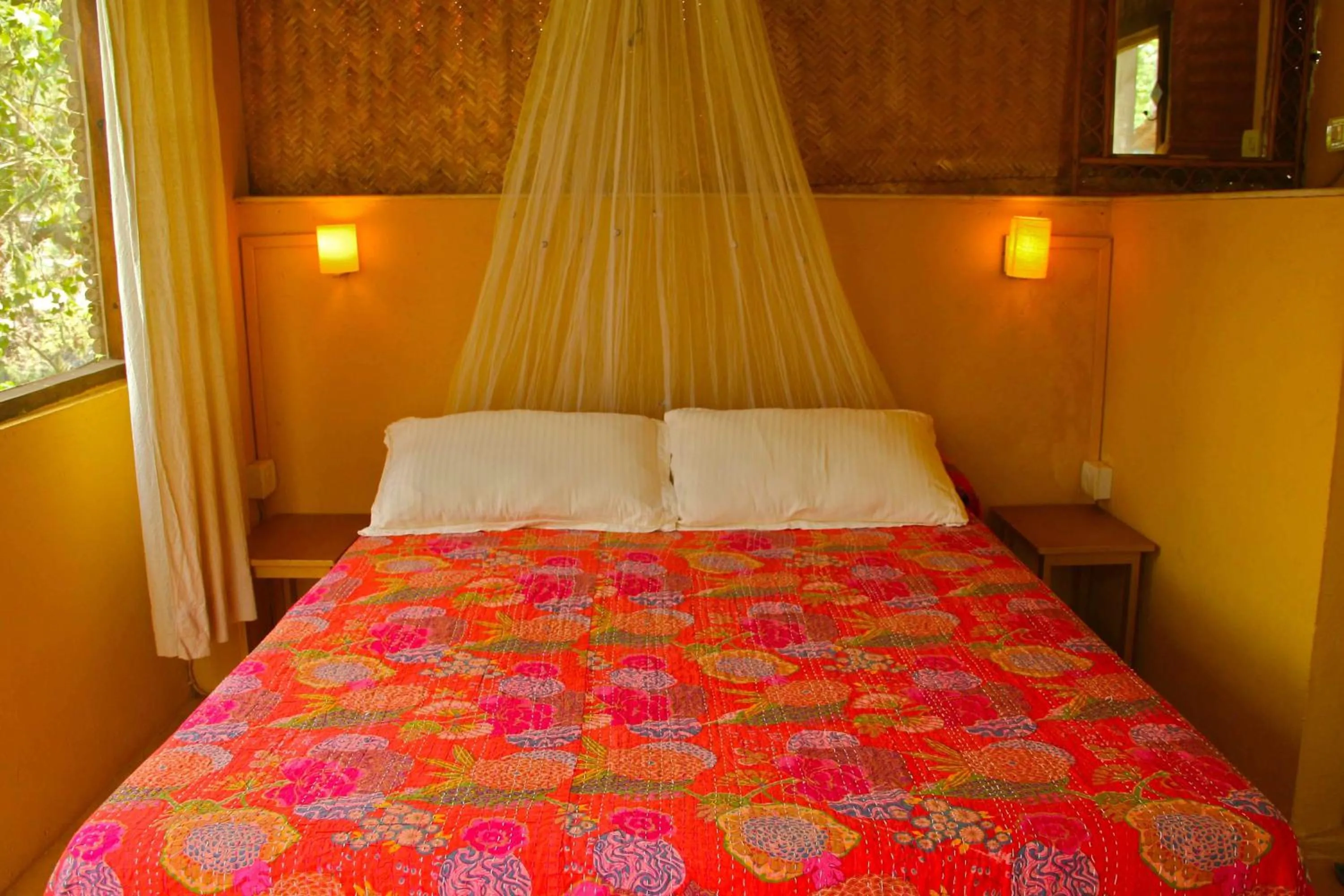 Photo of the whole room, Bed in Michèle's Garden