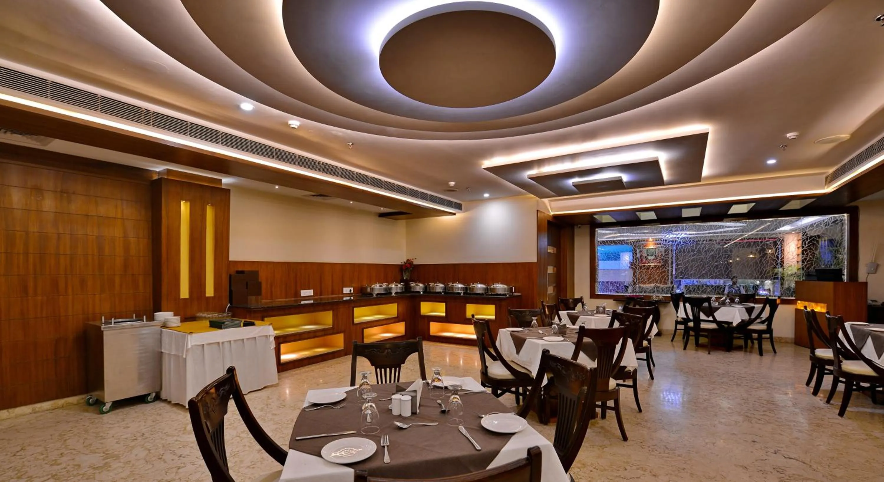 Restaurant/places to eat in Hotel Seven Hills Tower