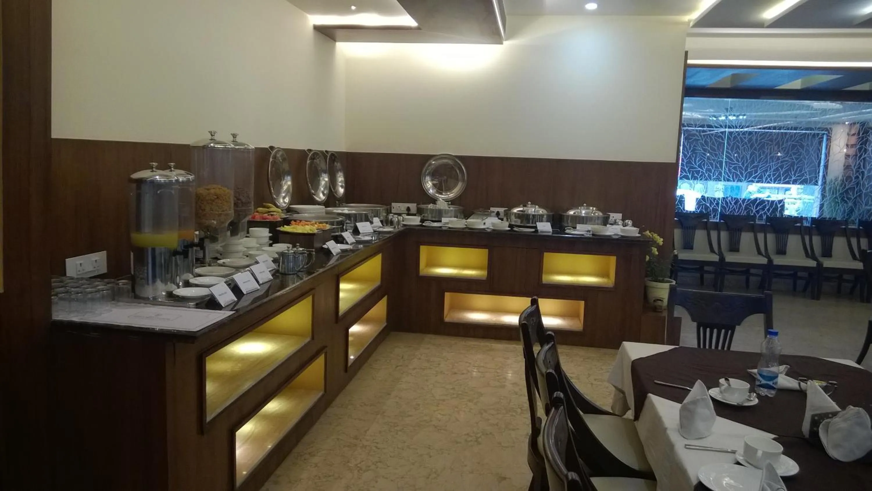 Restaurant/places to eat in Hotel Seven Hills Tower