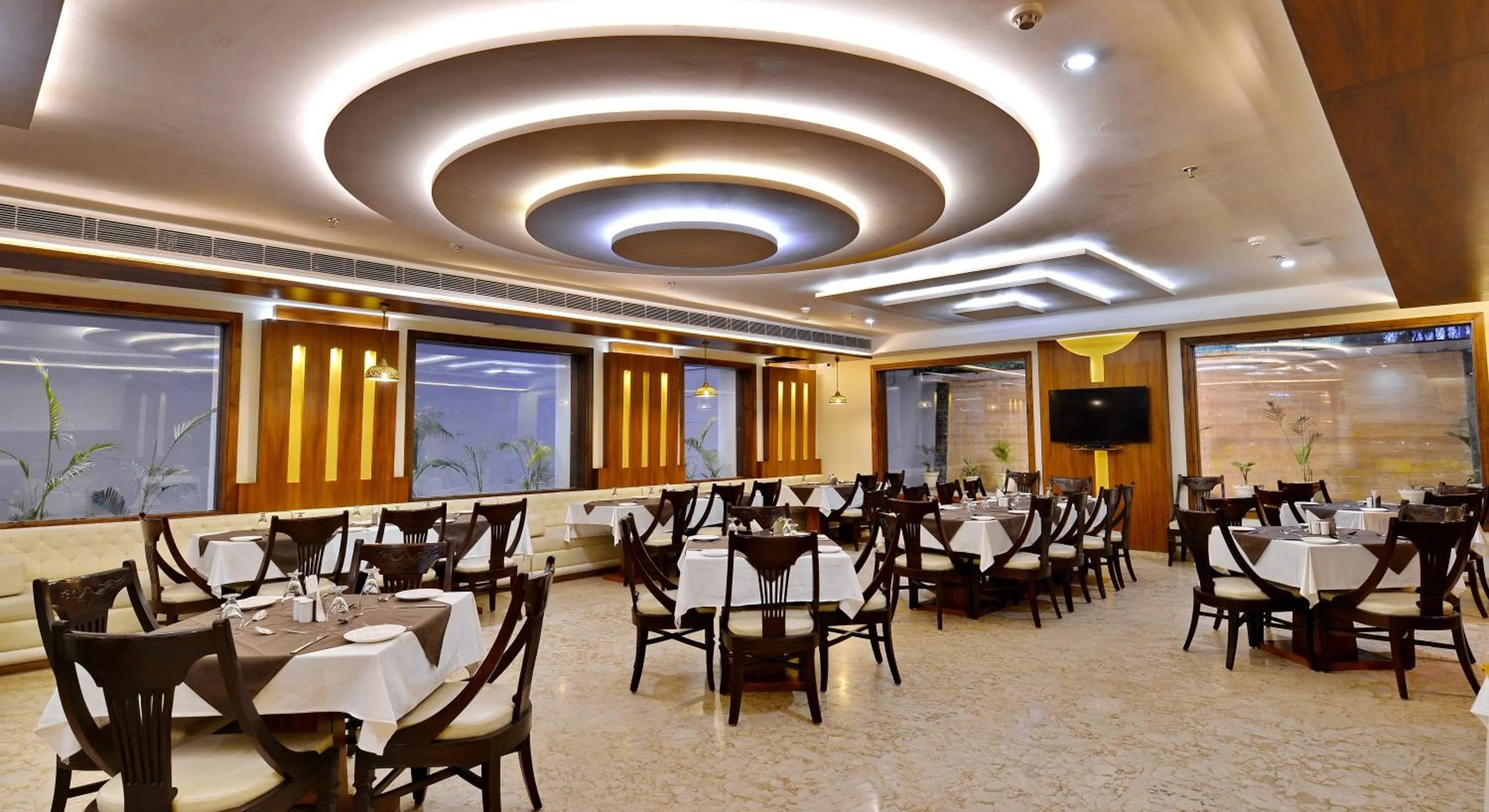 Restaurant/places to eat in Hotel Seven Hills Tower