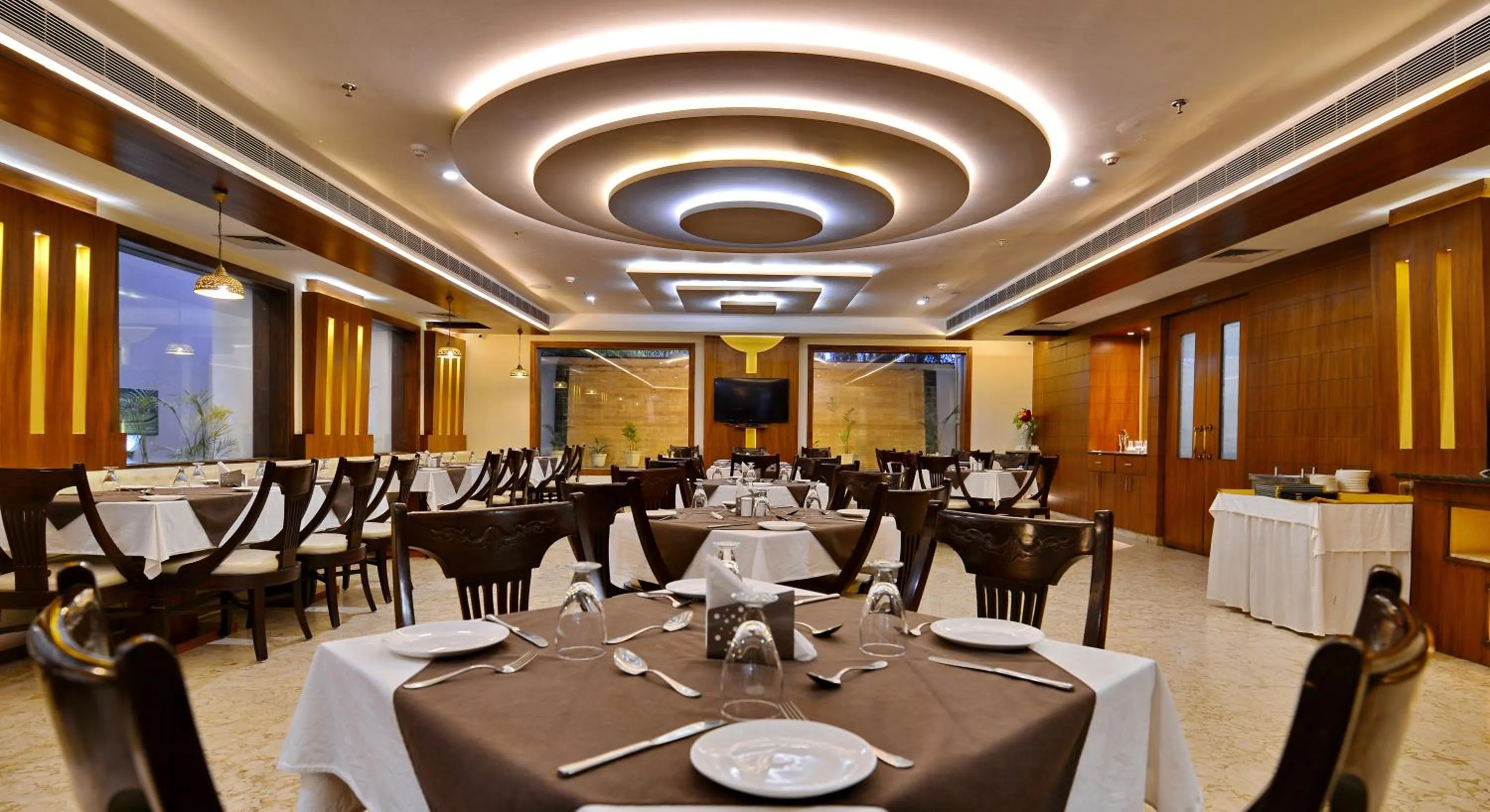Restaurant/places to eat in Hotel Seven Hills Tower