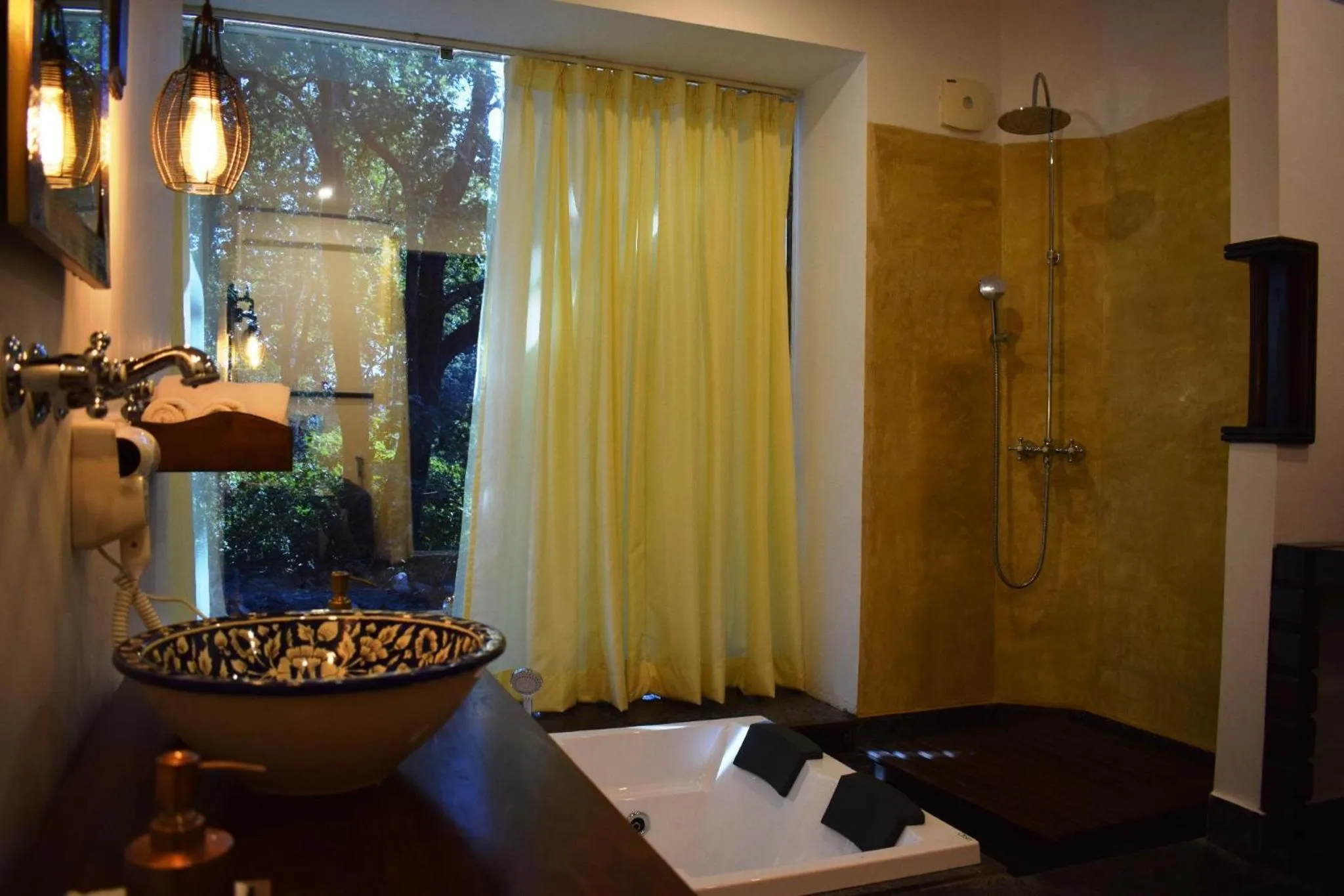 Bathroom in Paatlidun Safari Lodge, Jim Corbett