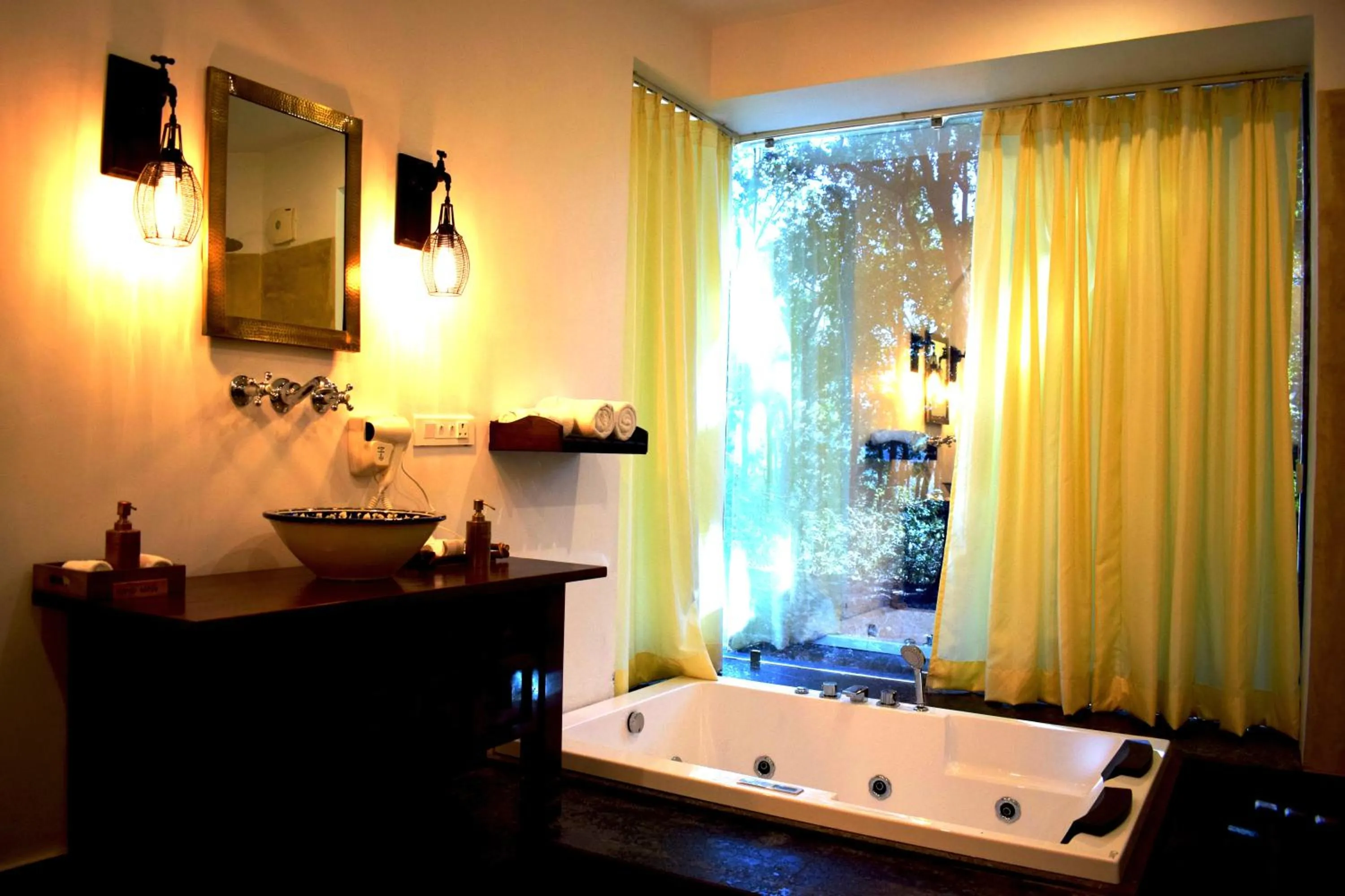 Bathroom in Paatlidun Safari Lodge, Jim Corbett