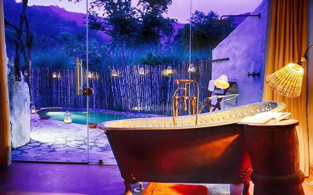 Bath in Paatlidun Safari Lodge, Jim Corbett