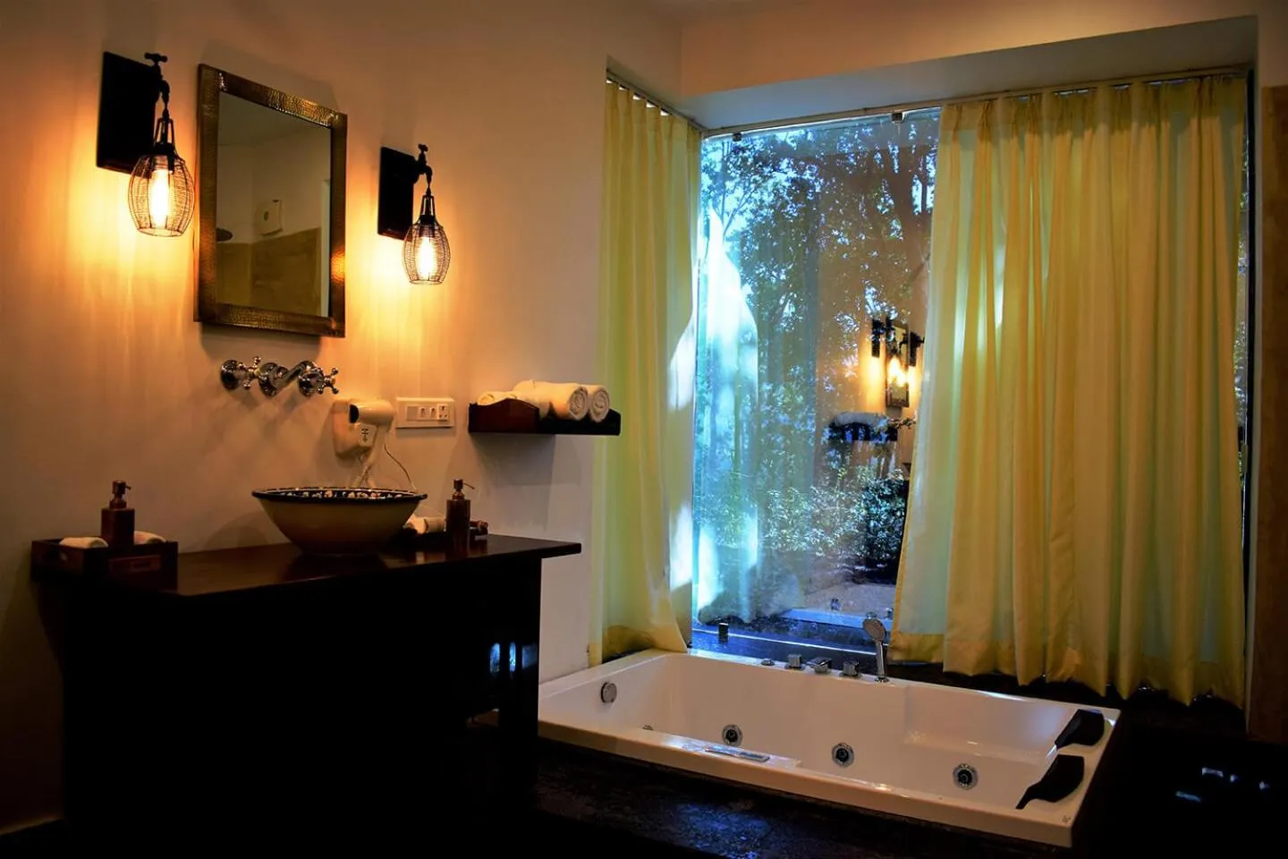 Bathroom in Paatlidun Safari Lodge, Jim Corbett