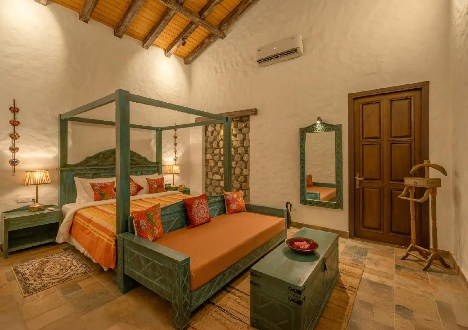 Bed in Paatlidun Safari Lodge, Jim Corbett