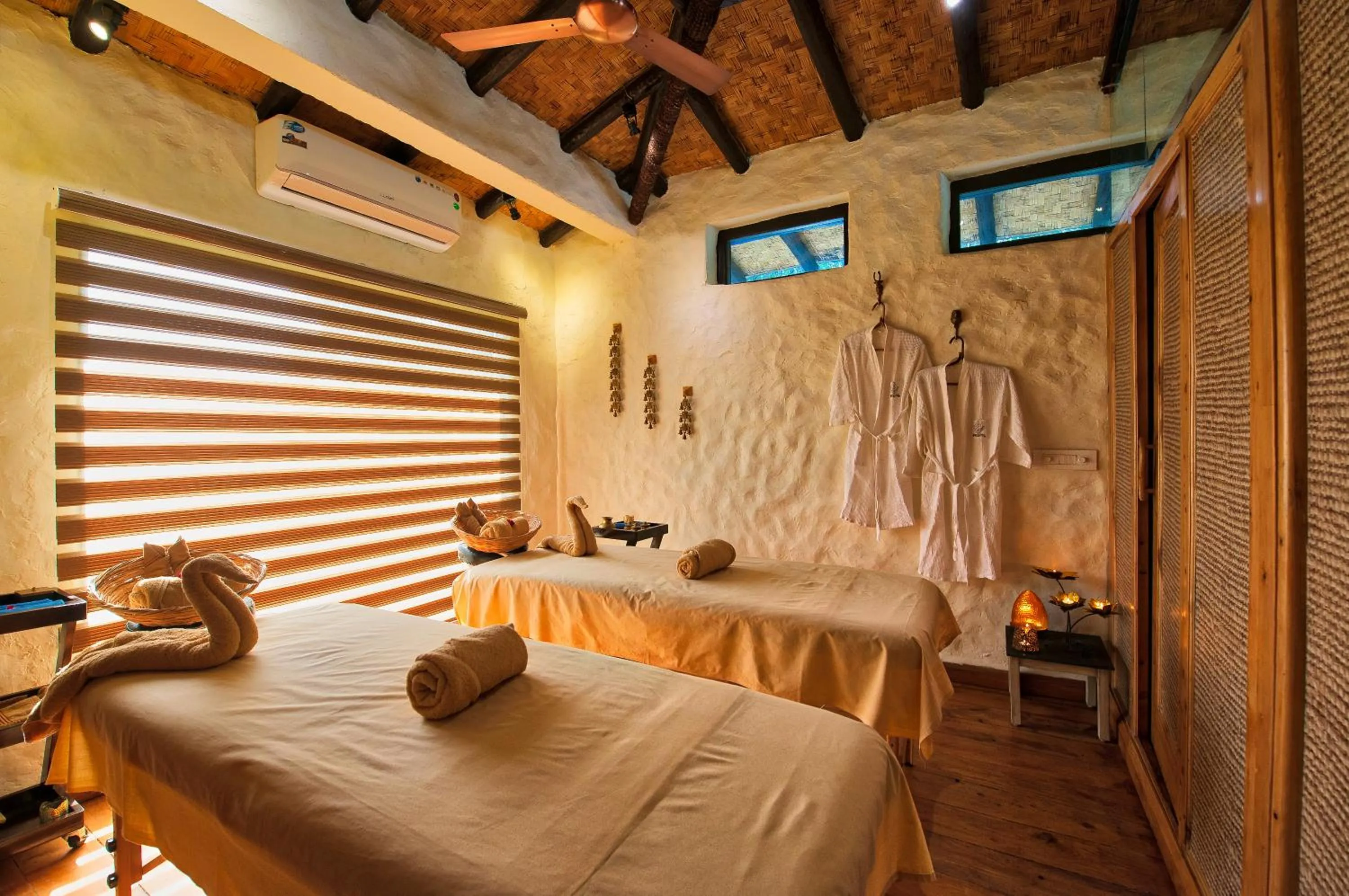 Massage, Bed in Paatlidun Safari Lodge, Jim Corbett