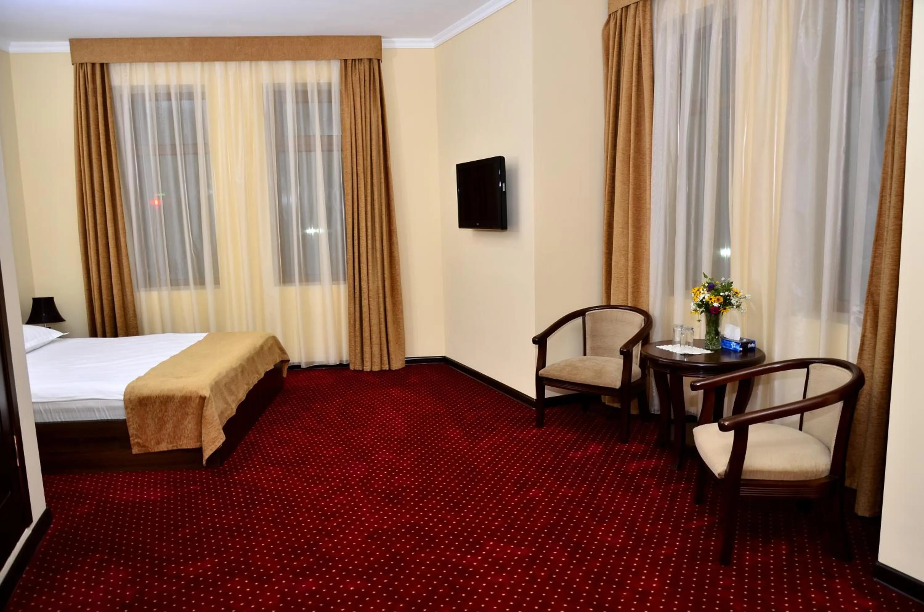 Living room, Bed in Hotel Diyora