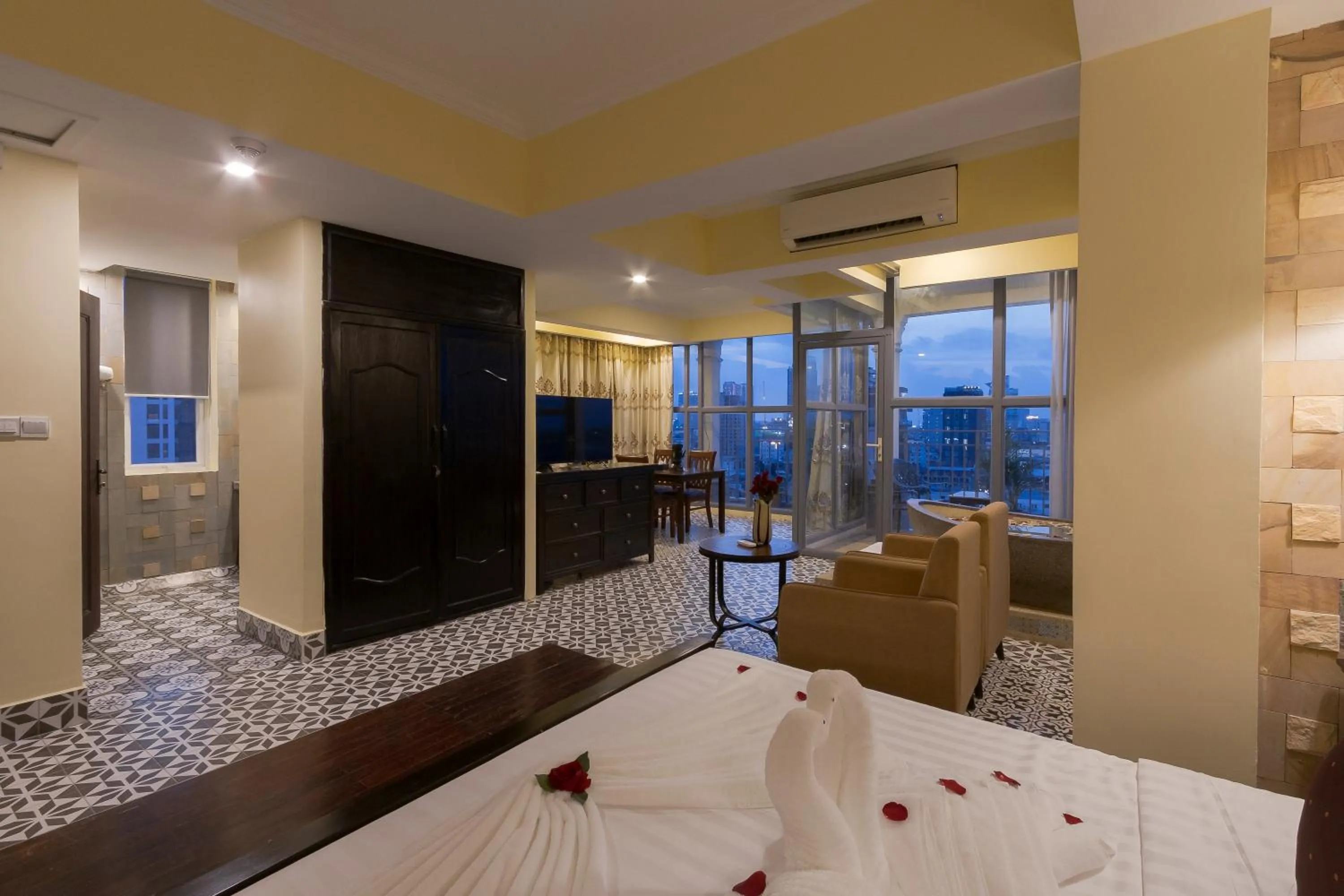 Bedroom, Bed in ARISON Hotel