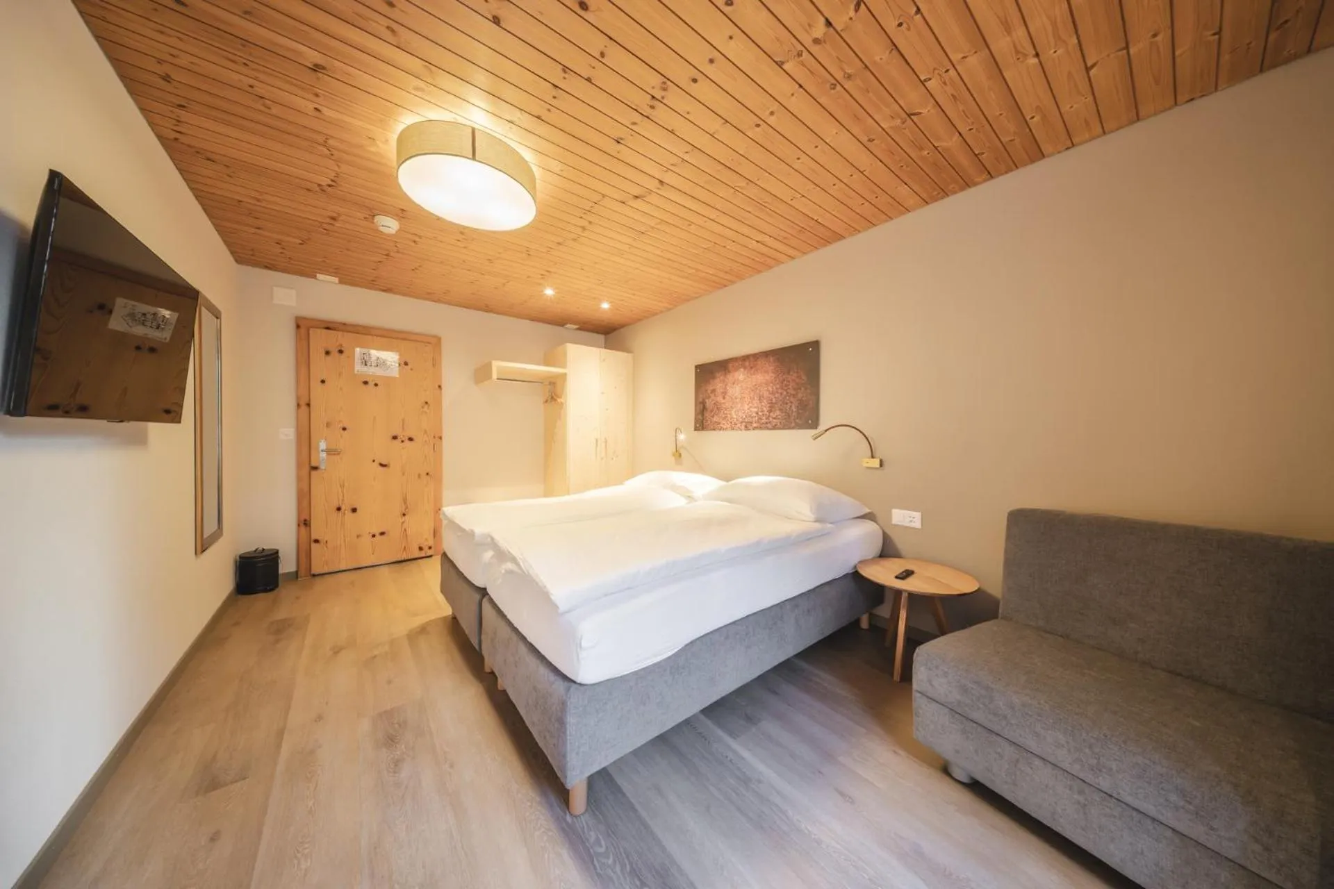 Photo of the whole room, Bed in Hotel Quellenhof - Self Check-in & Adults Only