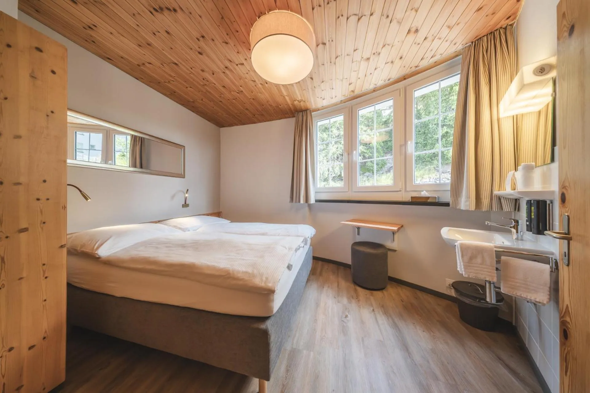 Photo of the whole room, Bed in Hotel Quellenhof - Self Check-in & Adults Only