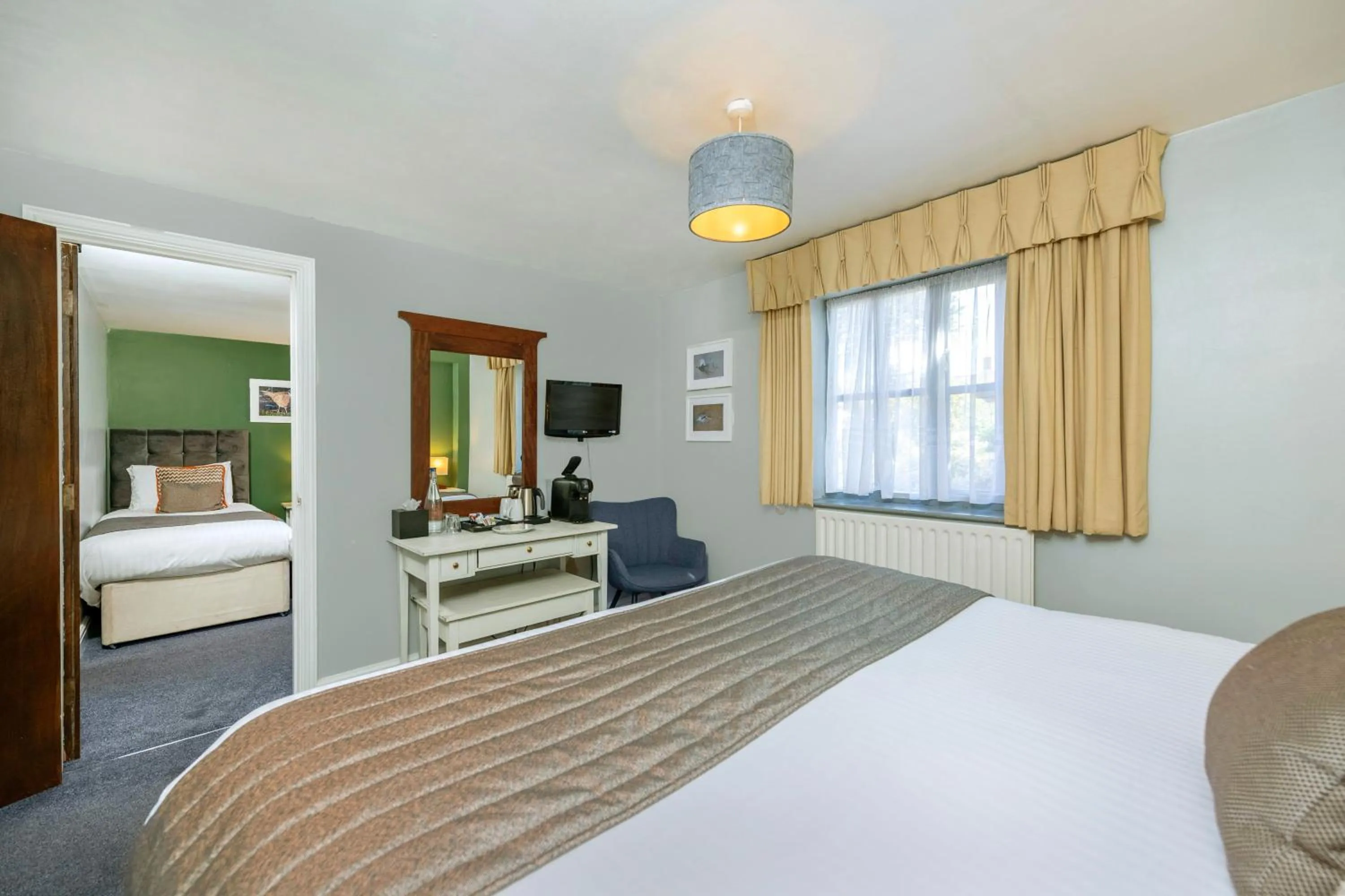 Family, Bed in The Old Pheasant