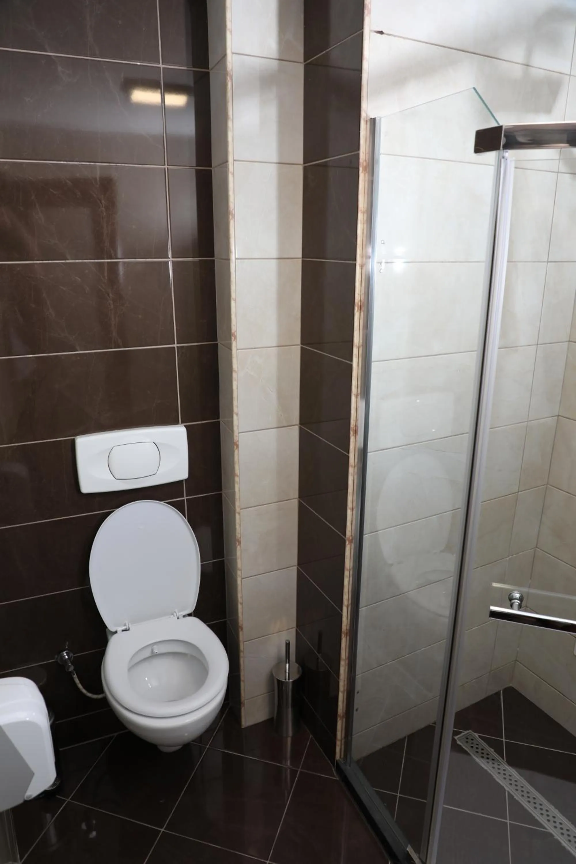 Shower in Bruti Hotel