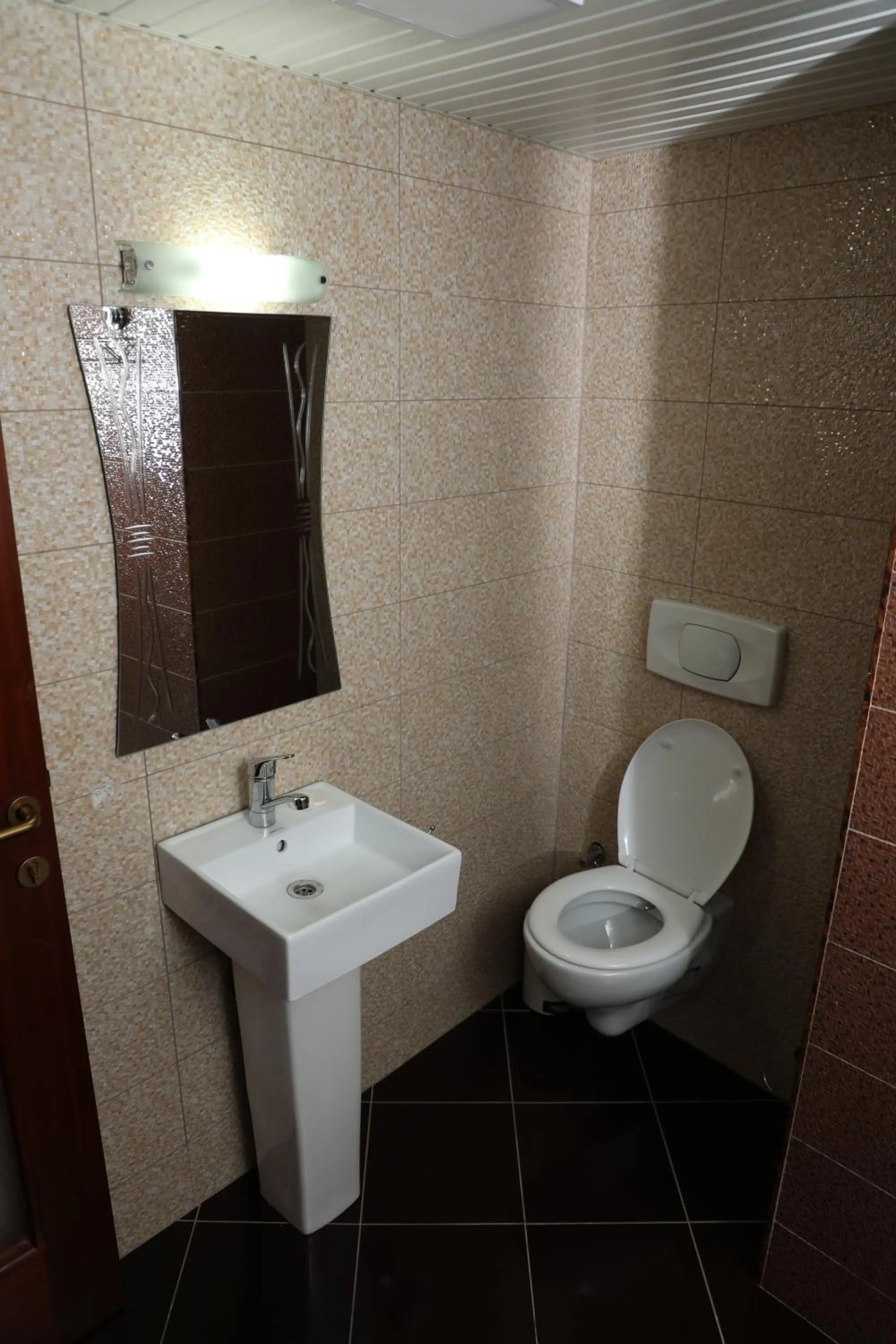 Toilet in Bruti Hotel