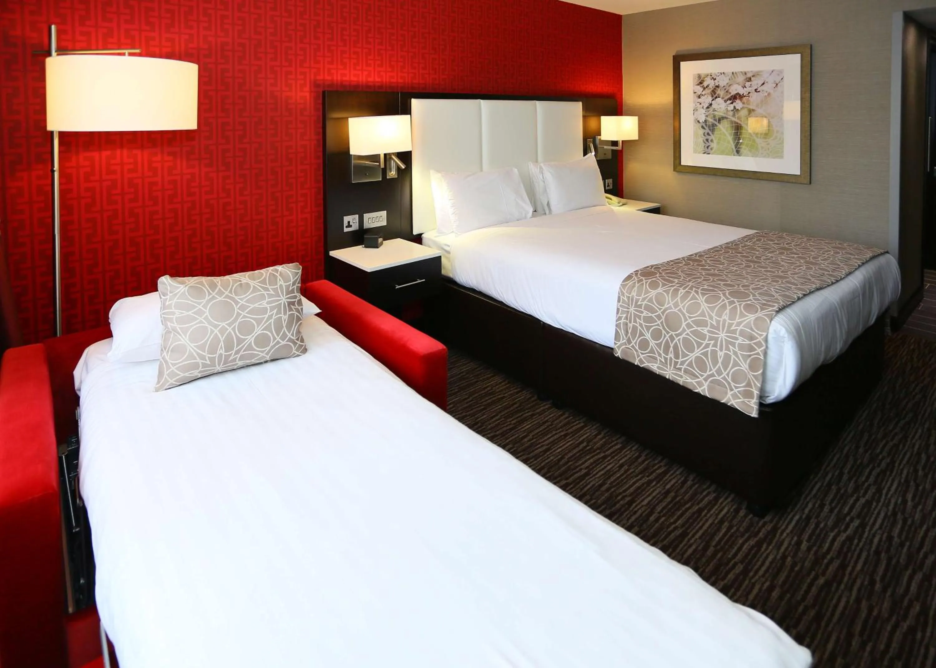 Living room, Bed in DoubleTree by Hilton Hotel Nottingham - Gateway