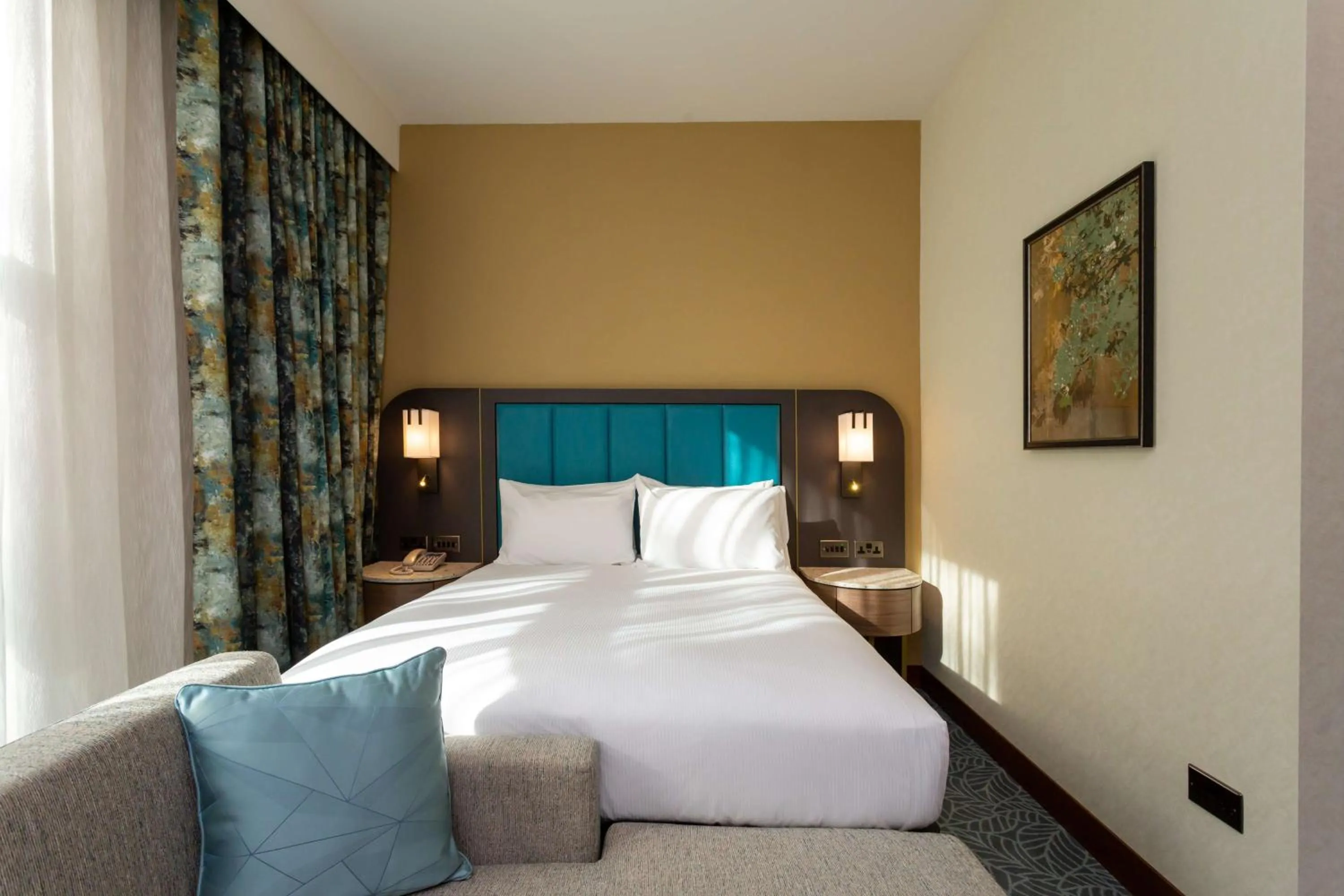 Living room, Bed in DoubleTree by Hilton Hotel Nottingham - Gateway