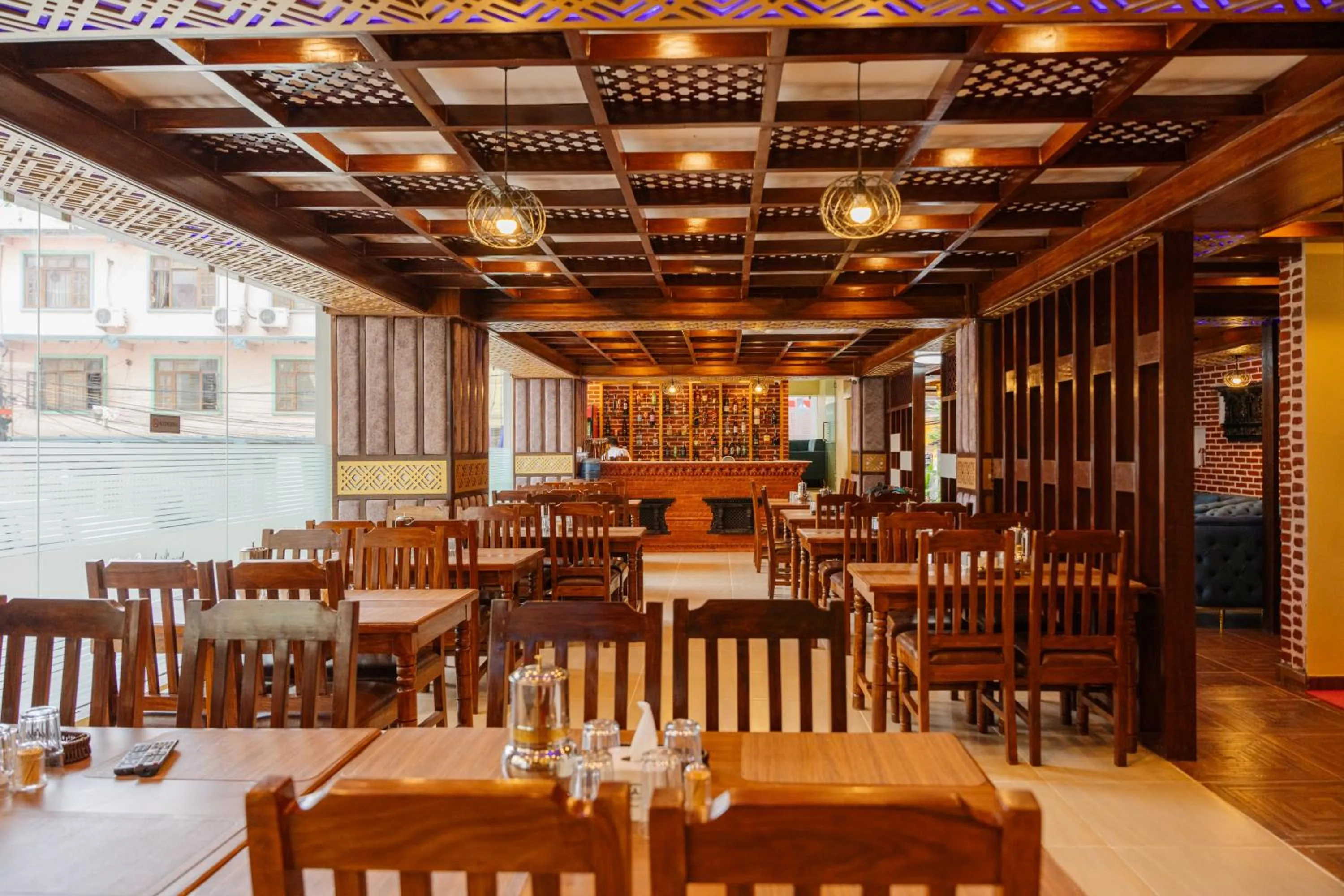 Restaurant/places to eat in Hotel Royal Airport