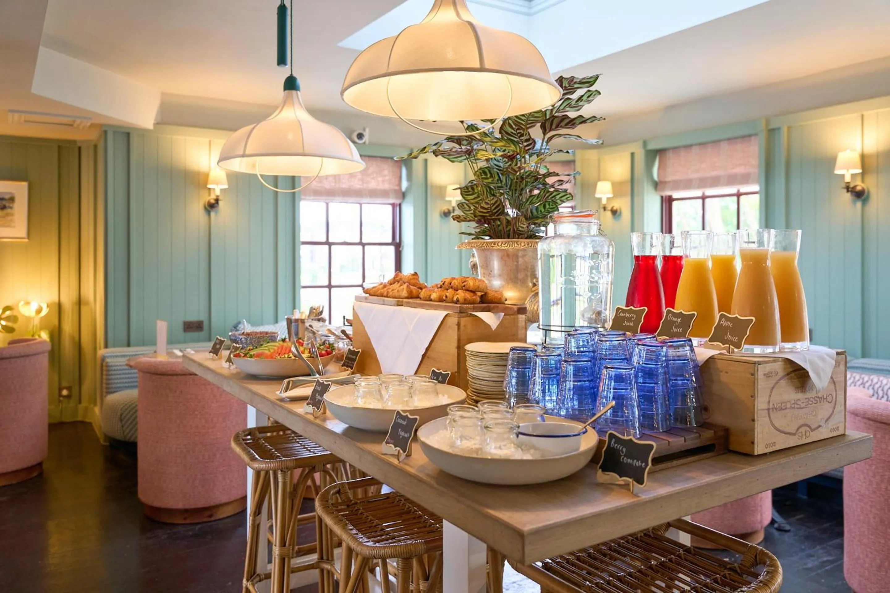 Breakfast in The Mitre, Hampton Court