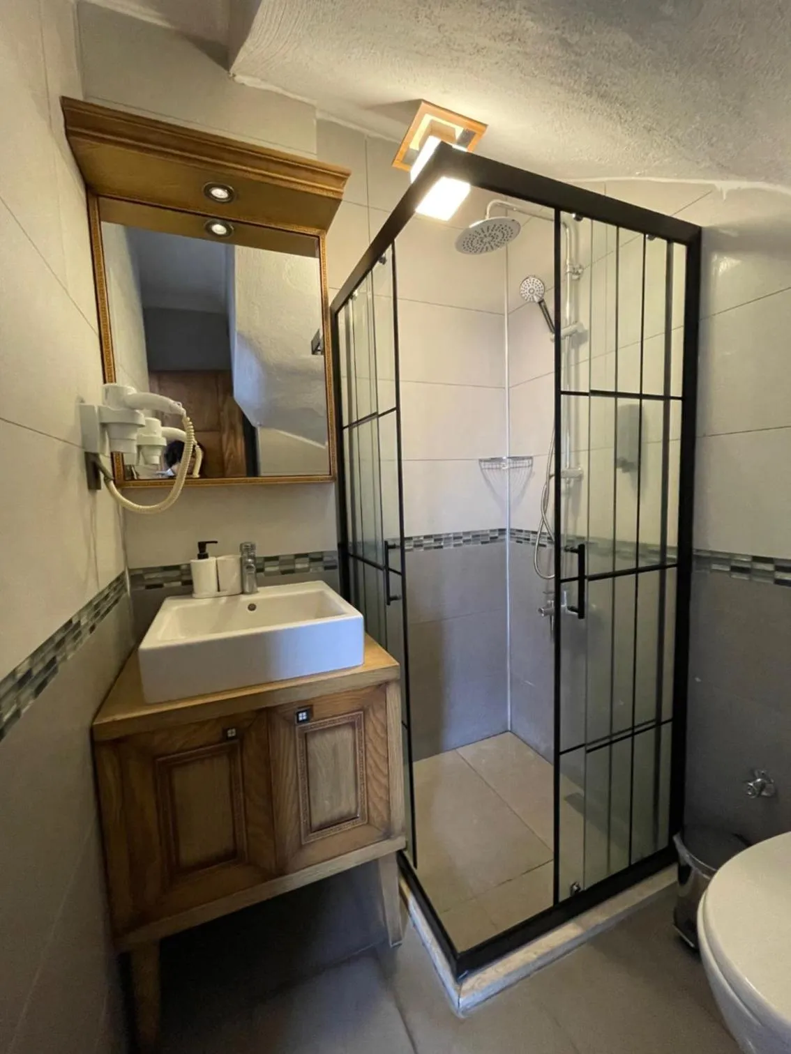 Shower in Veziroğlu Apart
