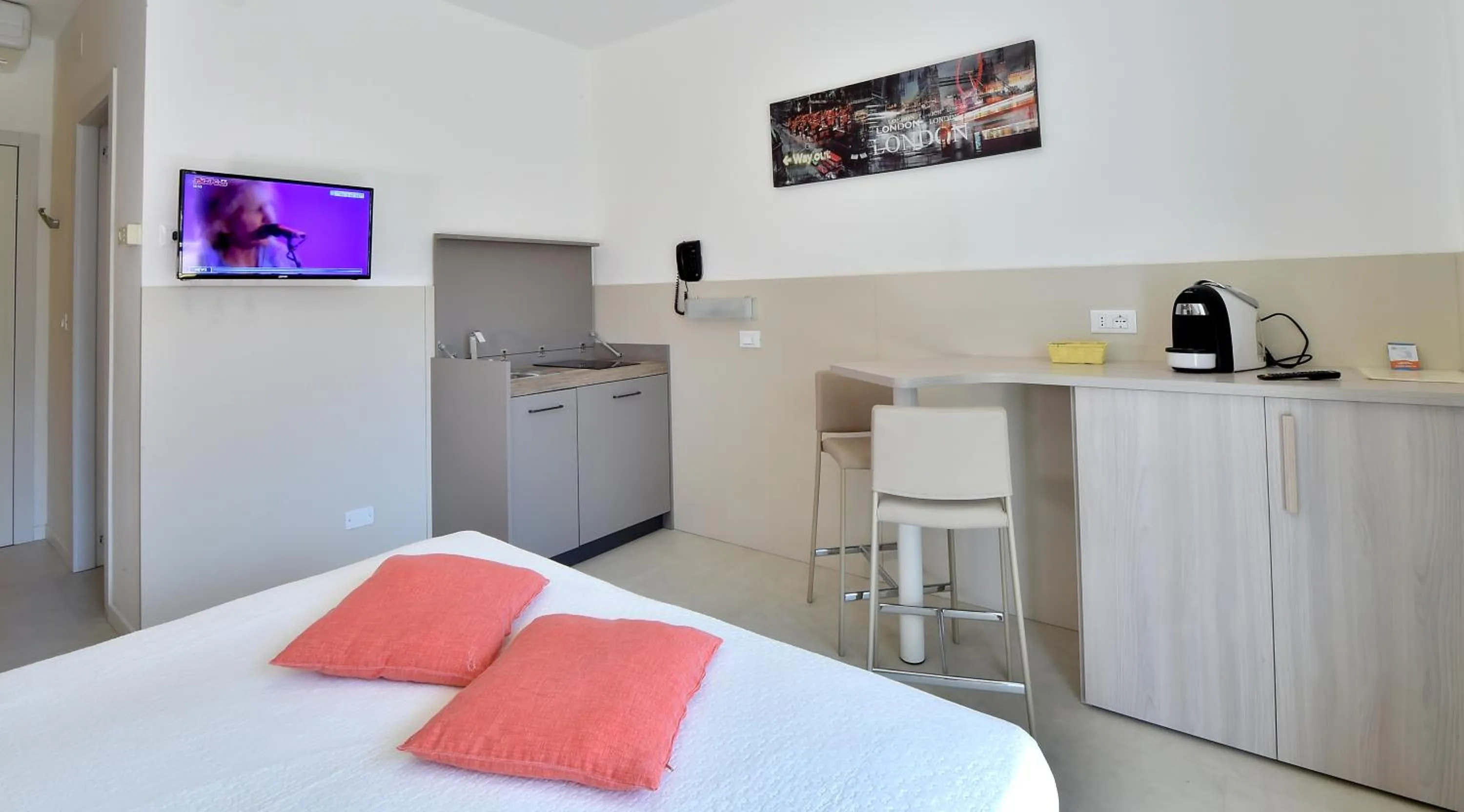 Coffee/tea facilities, Bed in Hotel Meublè Nazionale