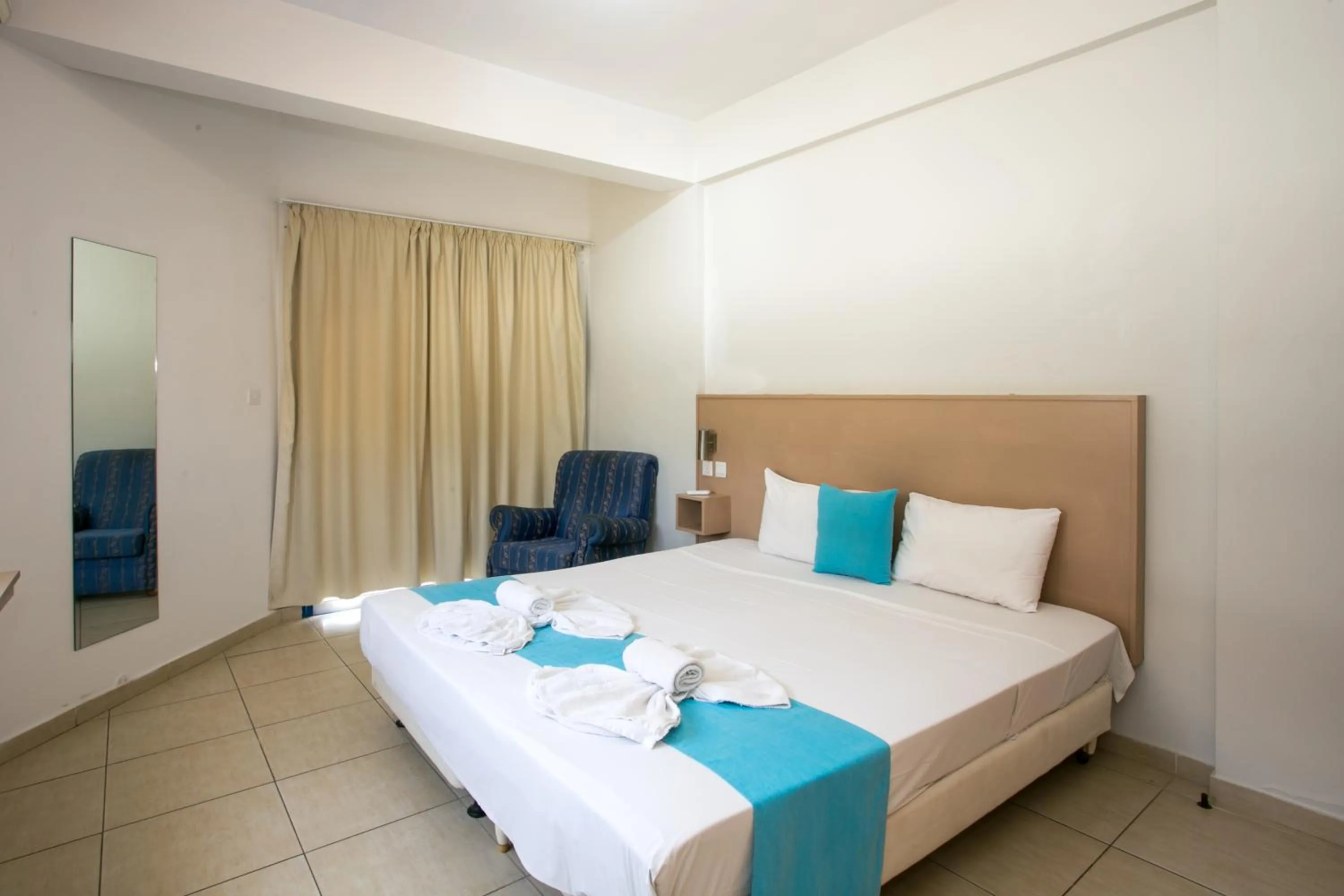 Photo of the whole room in Sea CleoNapa Hotel