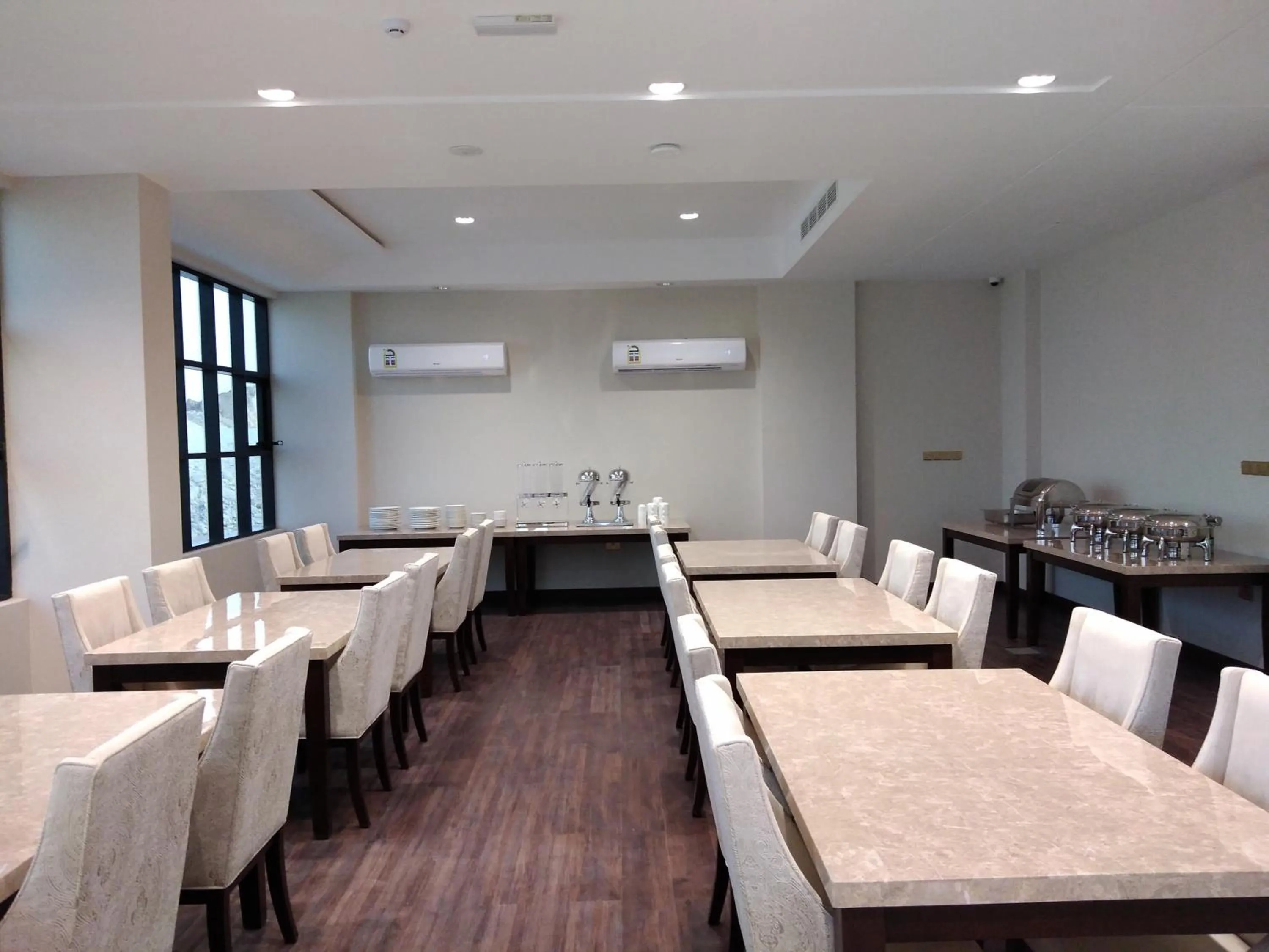 Restaurant/places to eat in Nebula Hotel