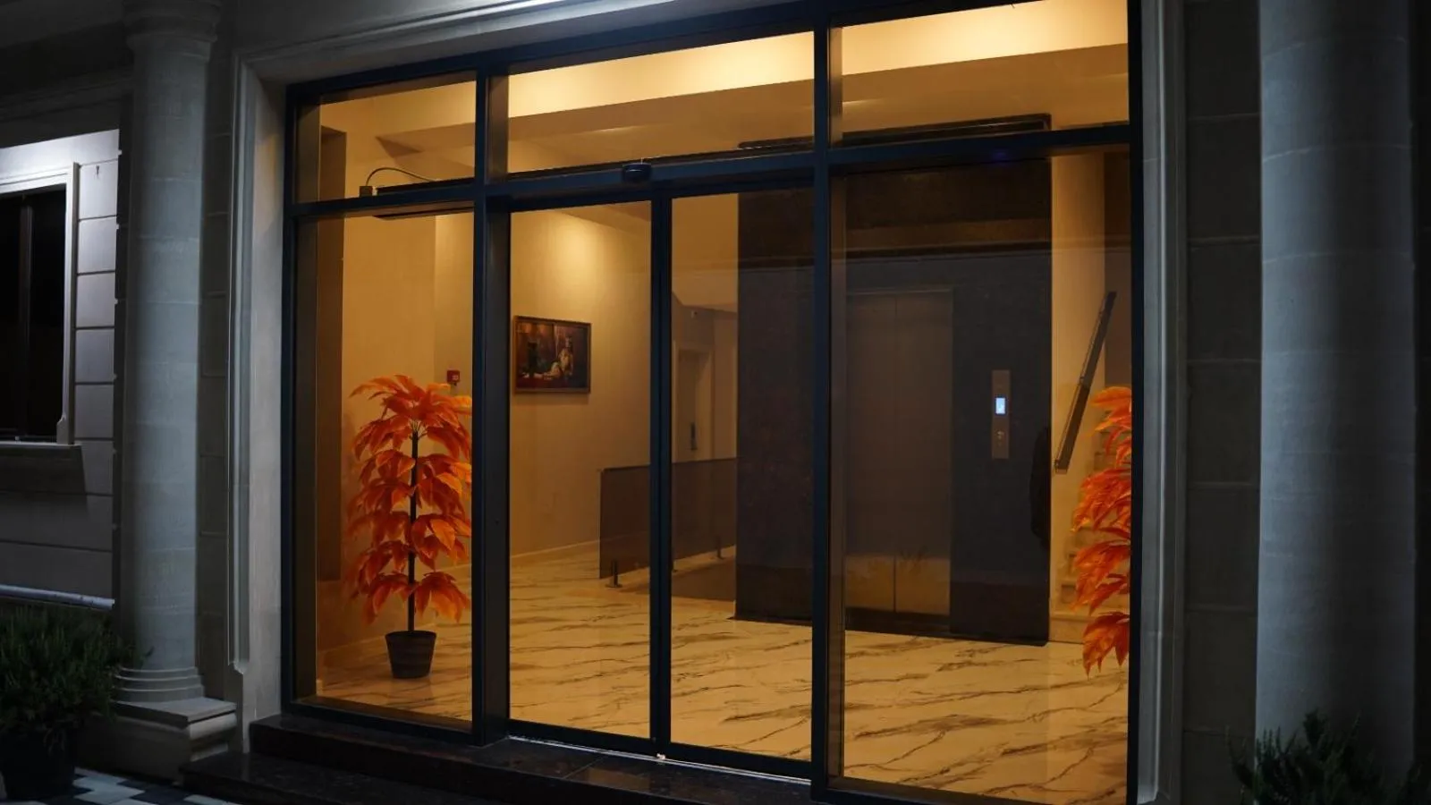 Facade/entrance in Royal Meridien Hotel