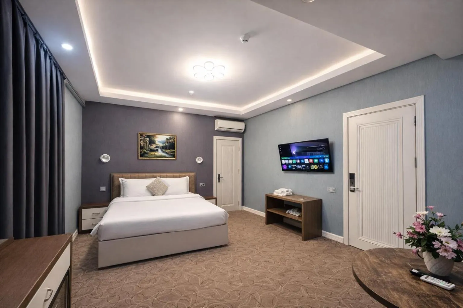 Bedroom, Bed in Royal Meridien Hotel