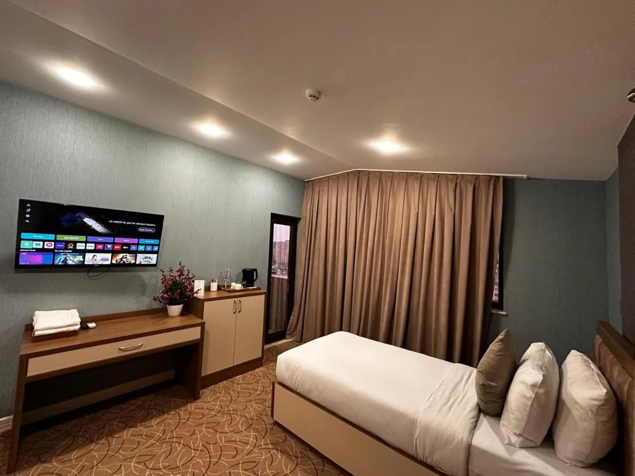 TV and multimedia, Bed in Royal Meridien Hotel