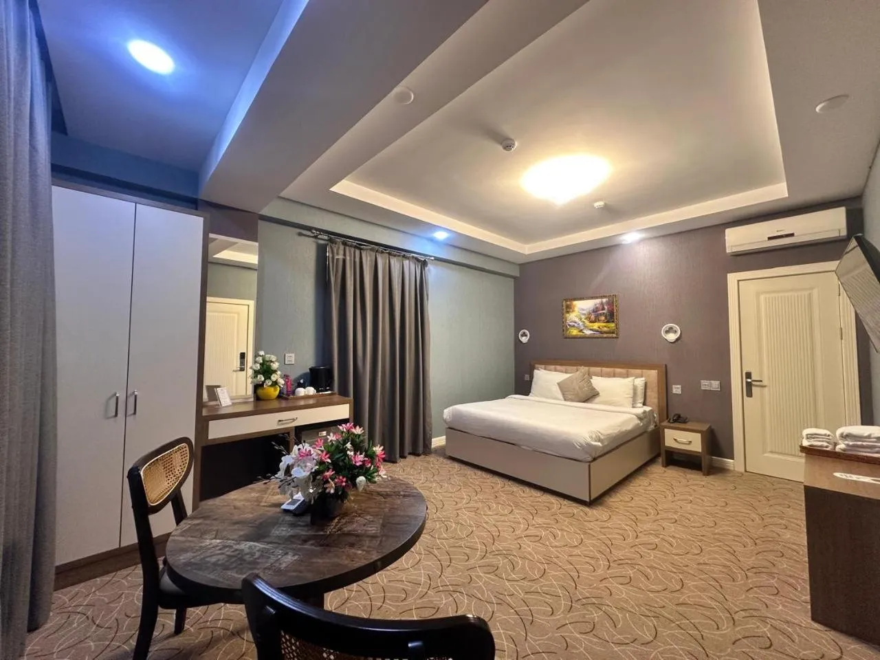 Bedroom, Bed in Royal Meridien Hotel