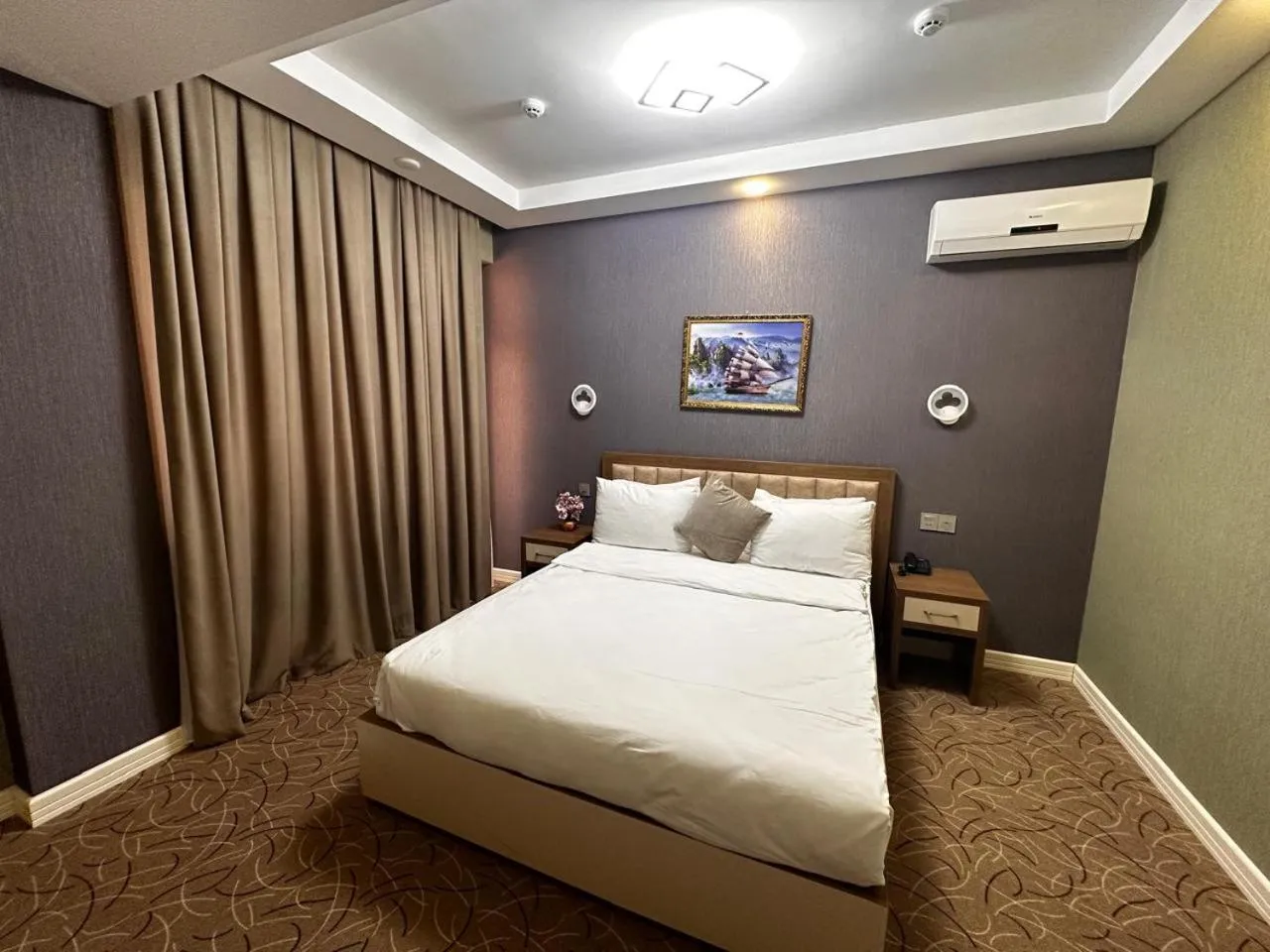 Bedroom, Bed in Royal Meridien Hotel