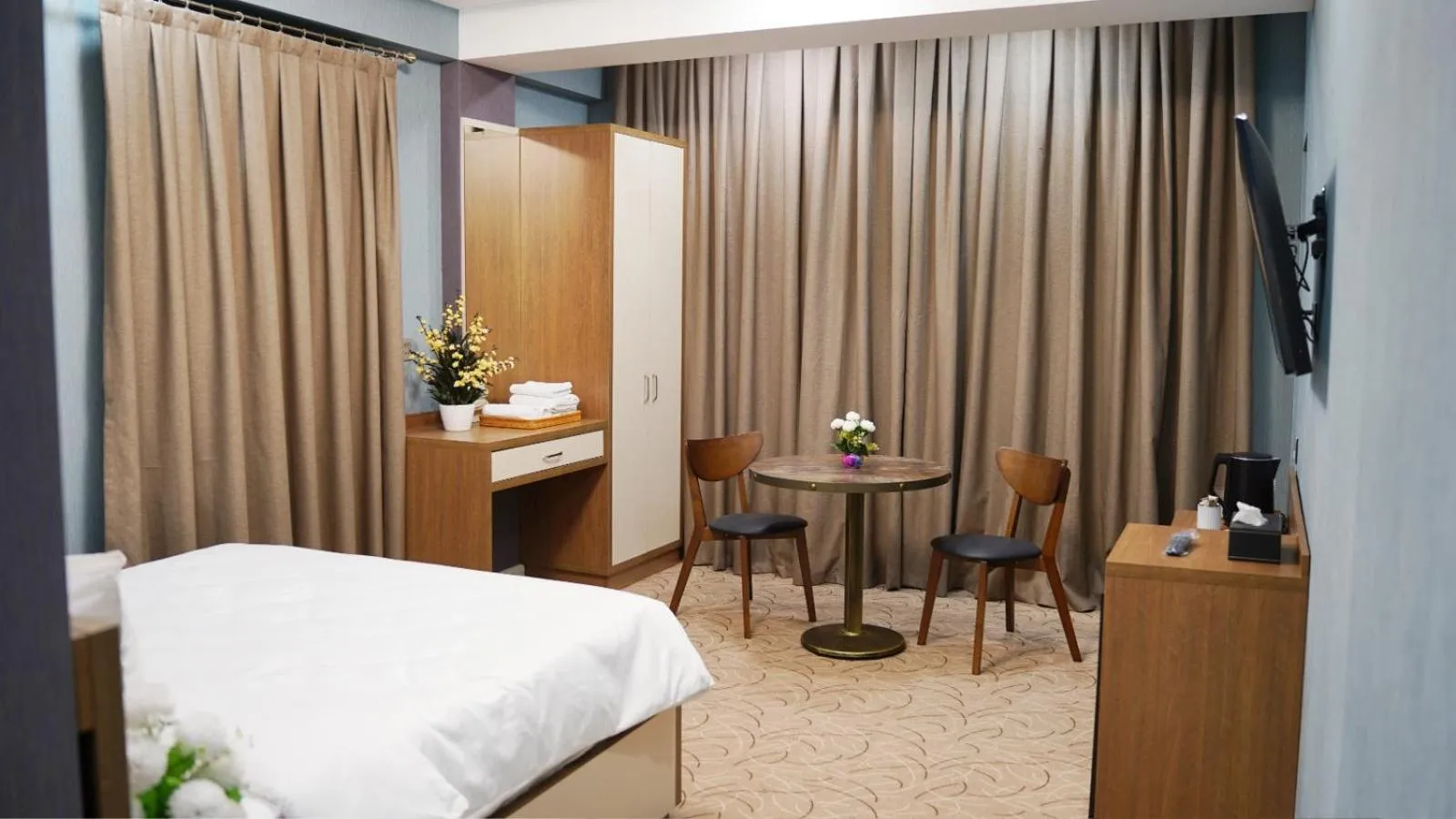 TV and multimedia, Bed in Royal Meridien Hotel