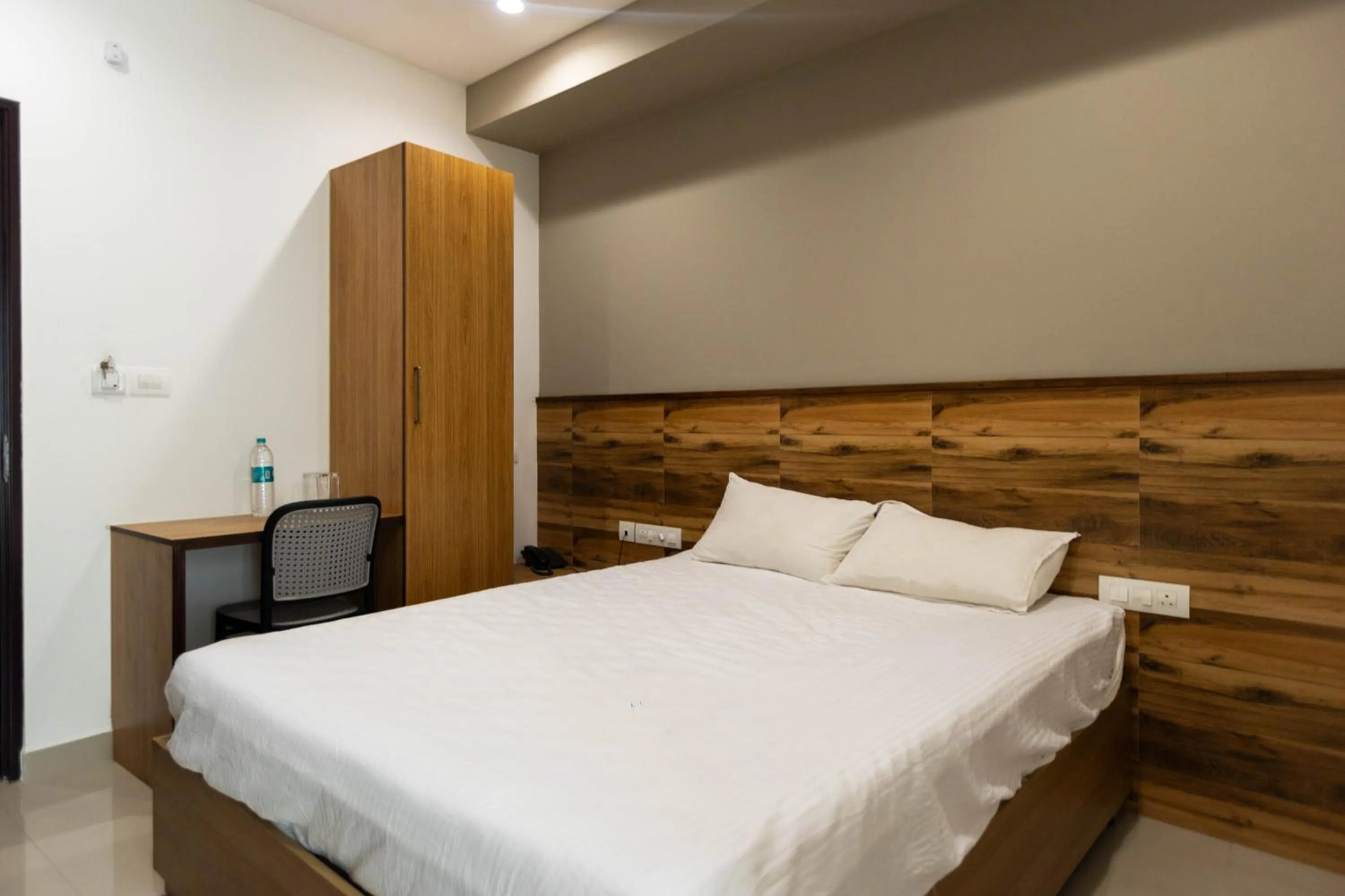 Bedroom, Bed in Aryaas Residency Nettoor