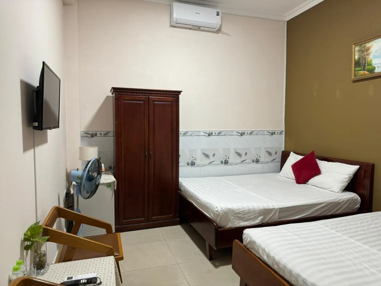 Bedroom, Bed in Ha Long hotel