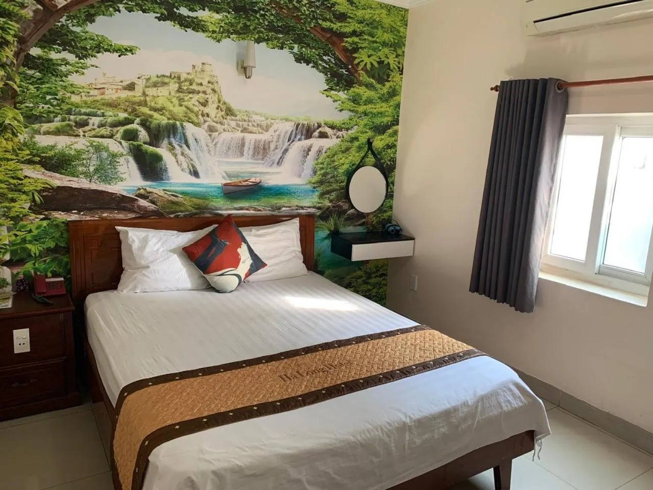 Bedroom, Bed in Ha Long hotel