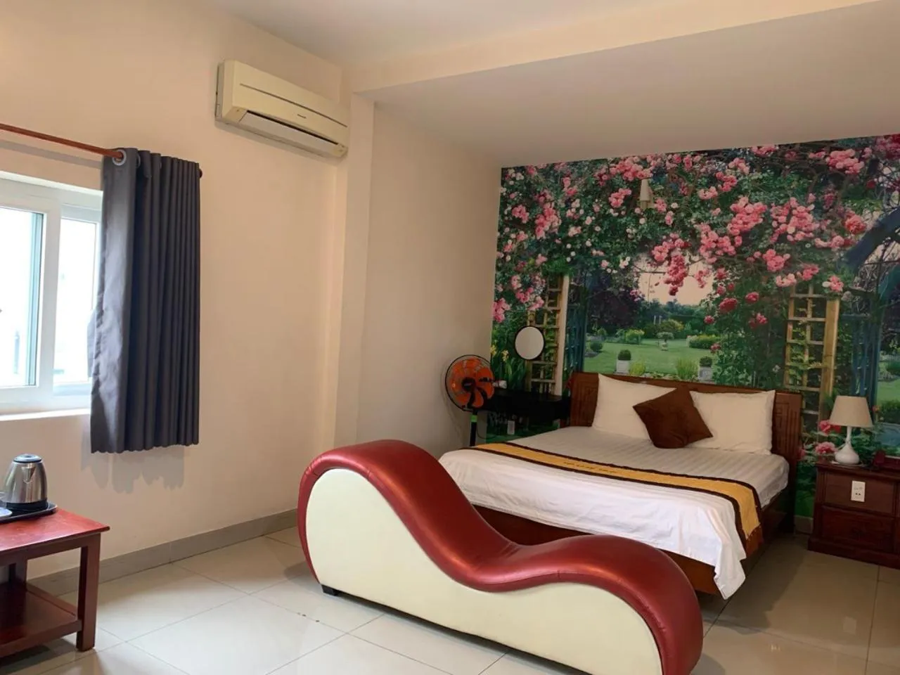 Bedroom, Bed in Ha Long hotel