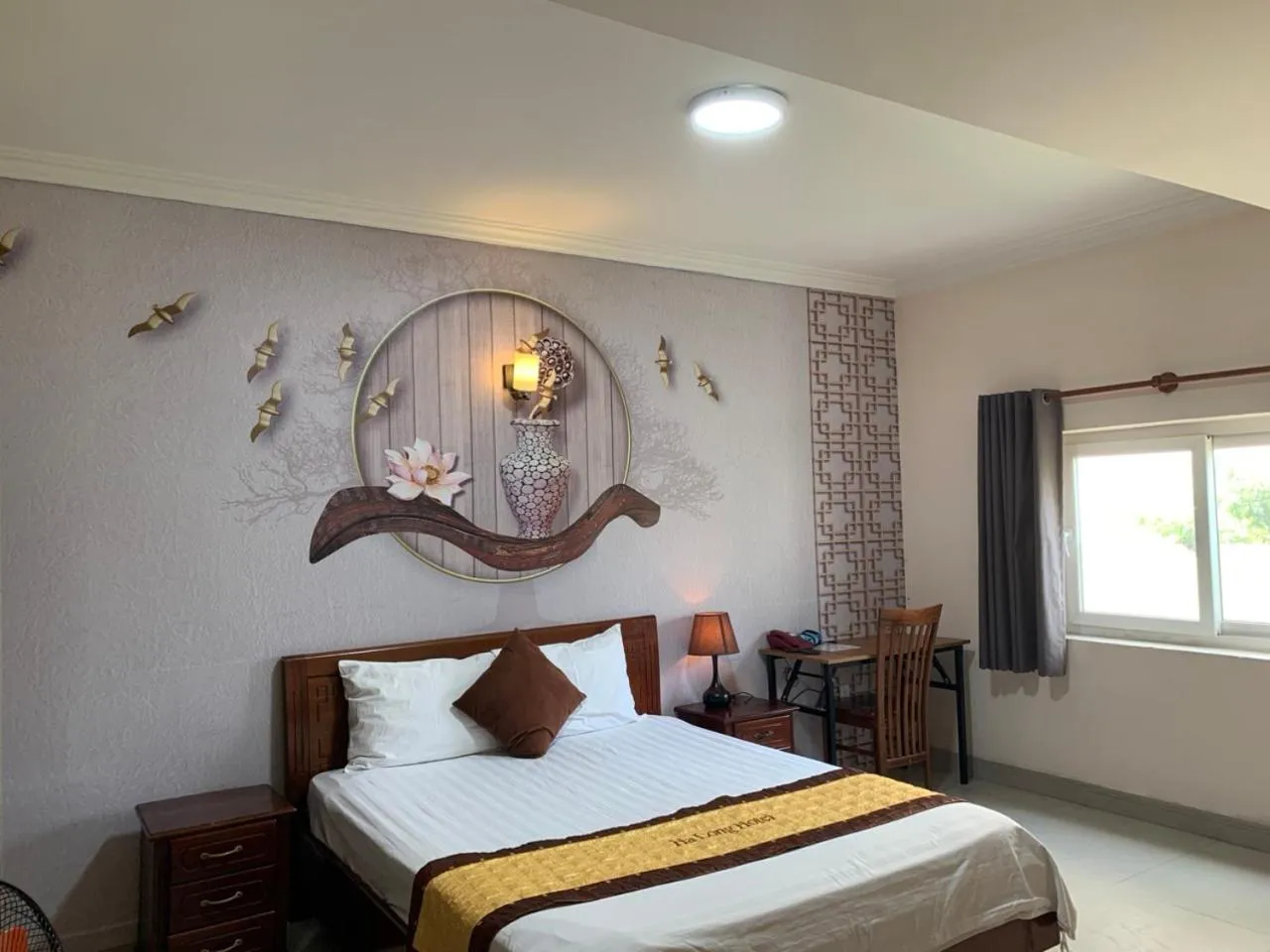 Bedroom, Bed in Ha Long hotel