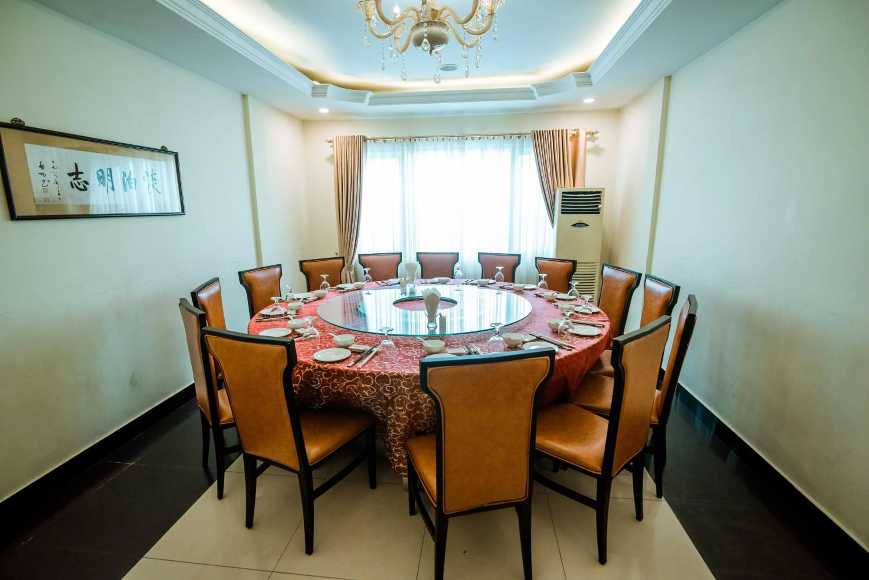 Restaurant/places to eat in Le President Hotel