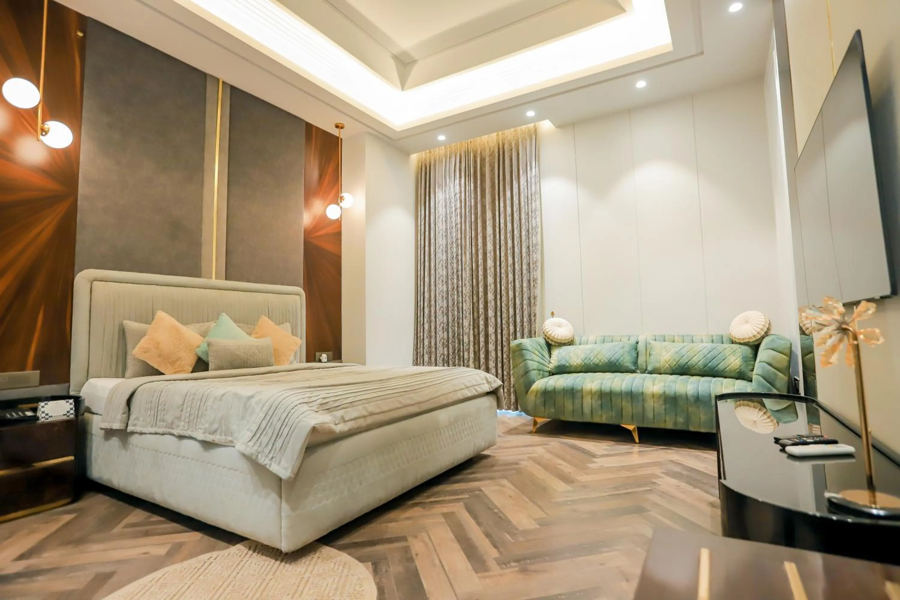 Communal lounge/ TV room, Bed in Bel-La Monde Hotel Chhattarpur South Delhi