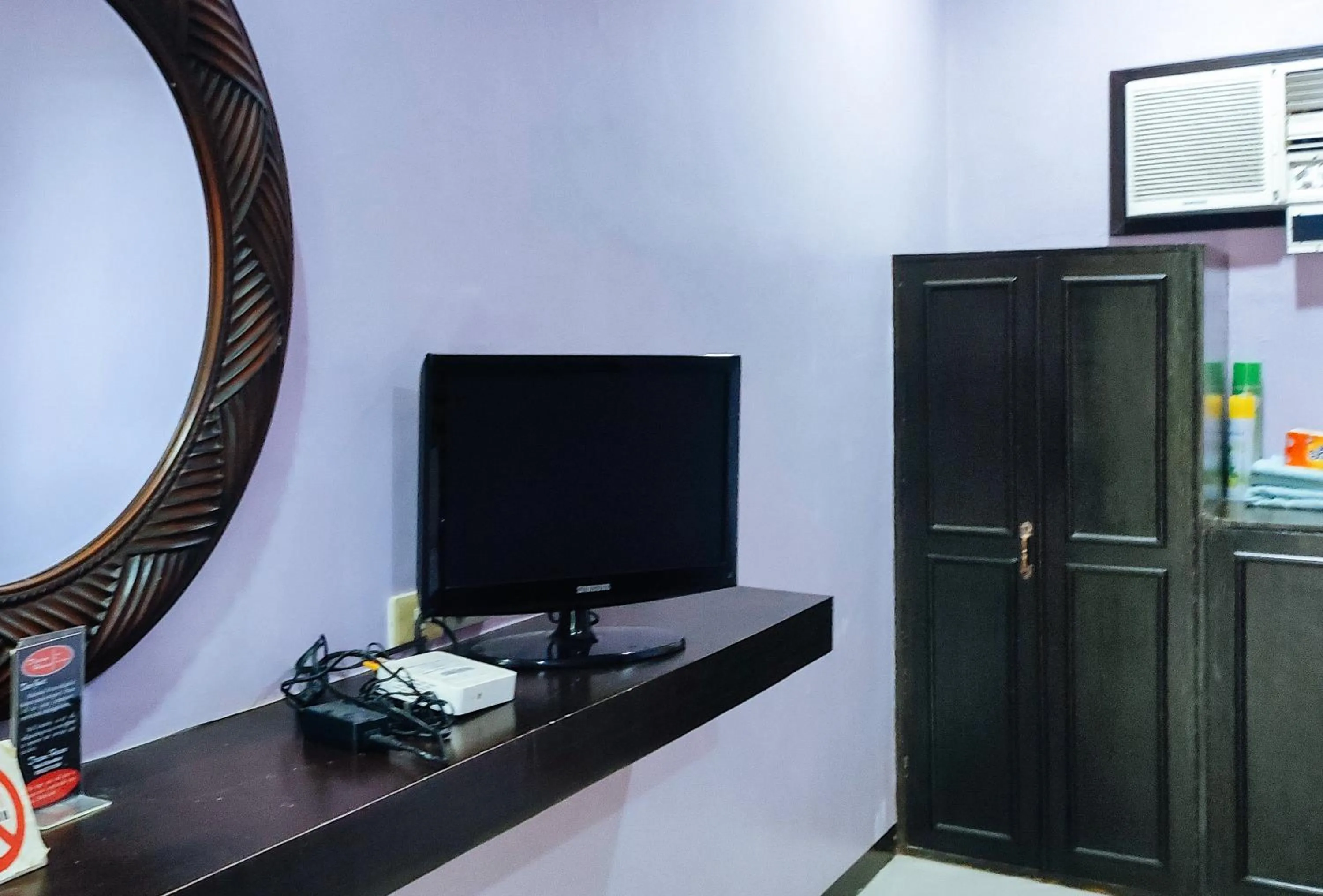 TV and multimedia in RedDoorz at Dream Haven Bed & Breakfast