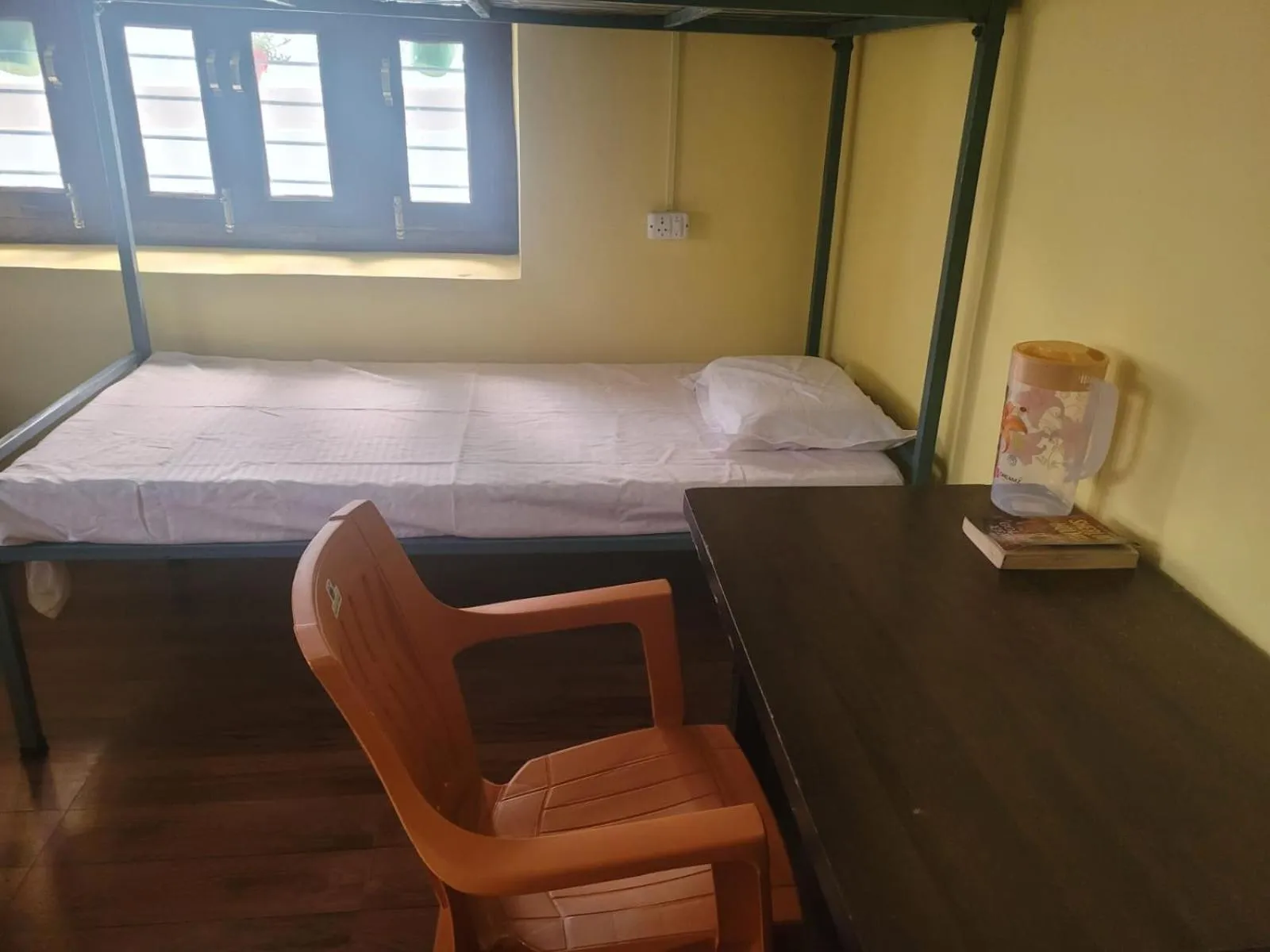 Bed in DHARAMSHALA inn MUNSYARI