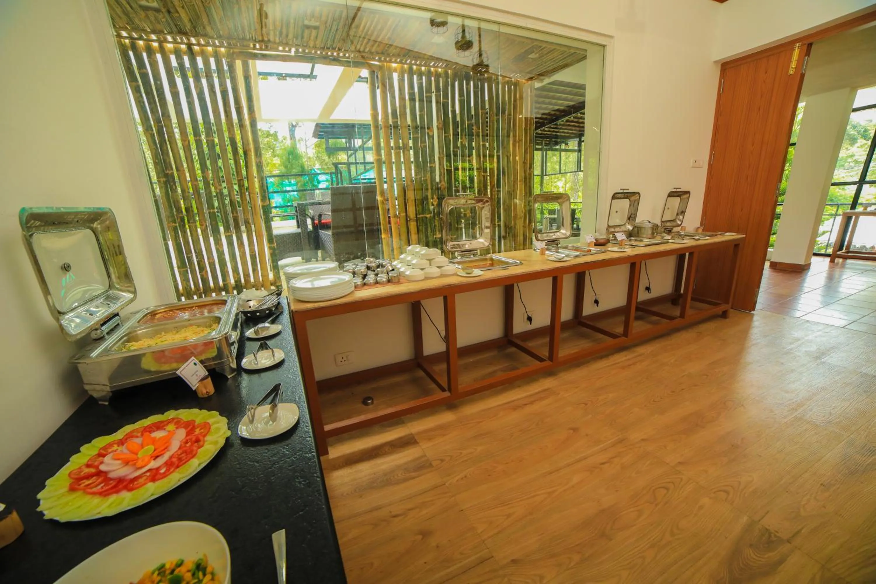 Restaurant/places to eat in WOW Bungalow