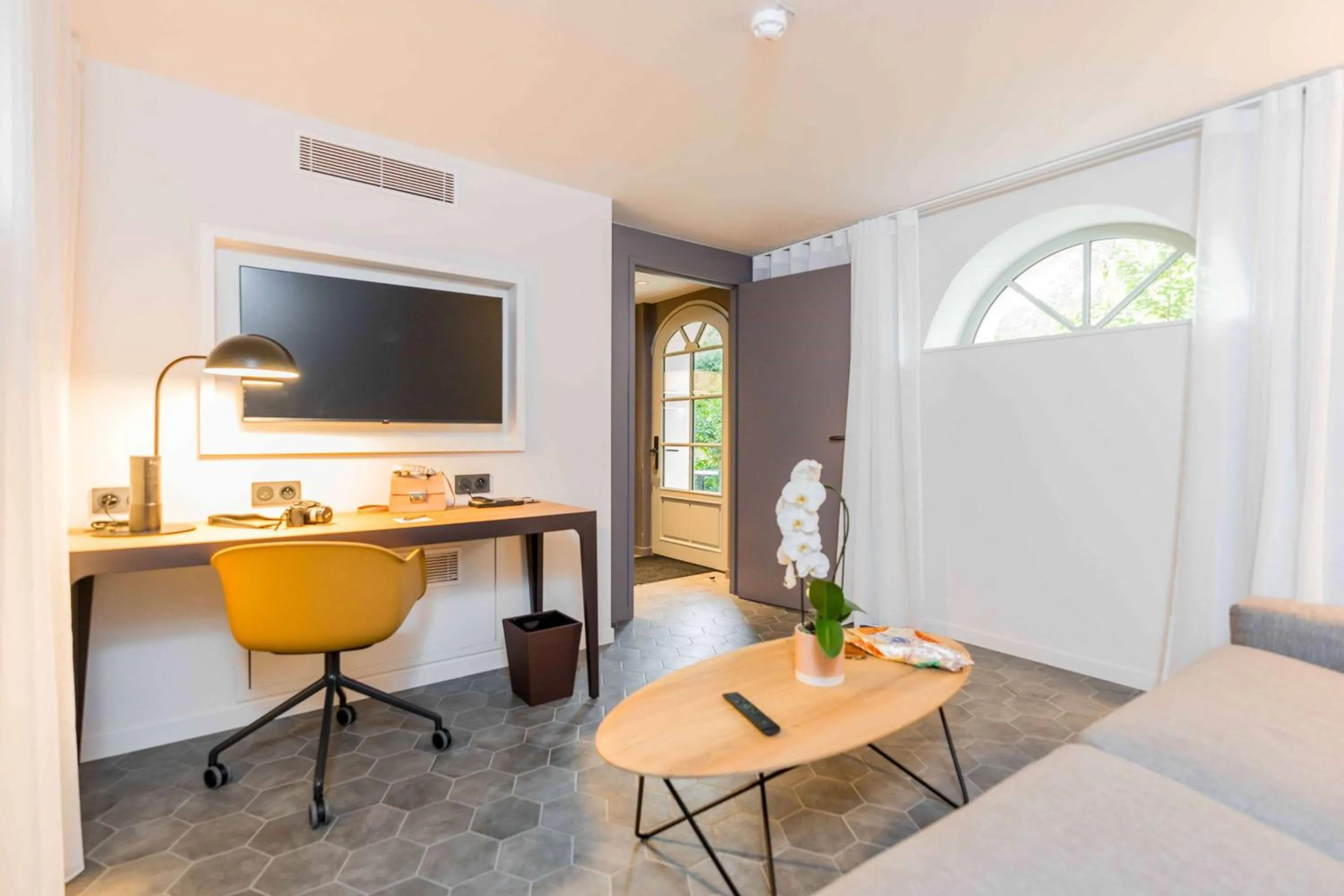 Photo of the whole room, Bed in Dolce by Wyndham Versailles - Domaine du Montcel