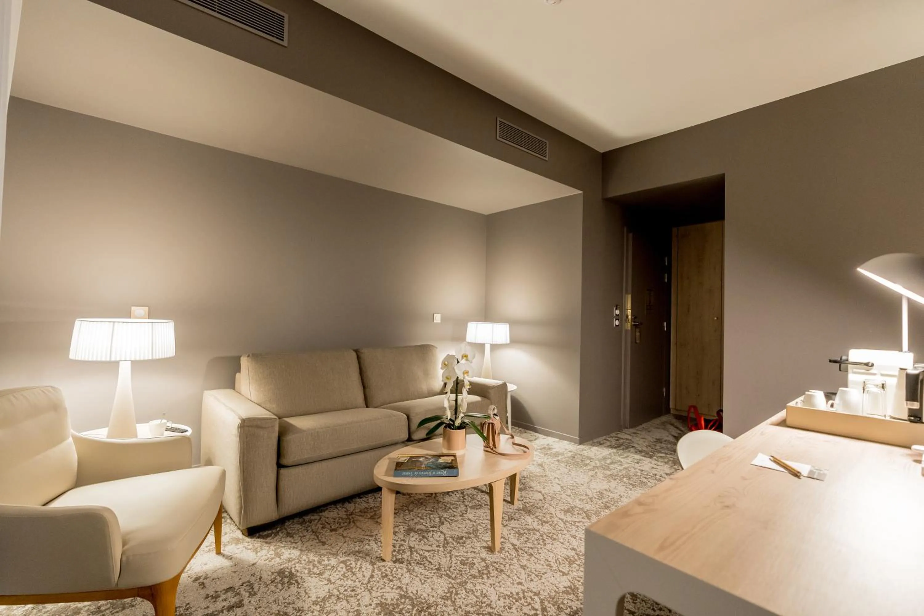 Living room, Bed in Dolce by Wyndham Versailles - Domaine du Montcel