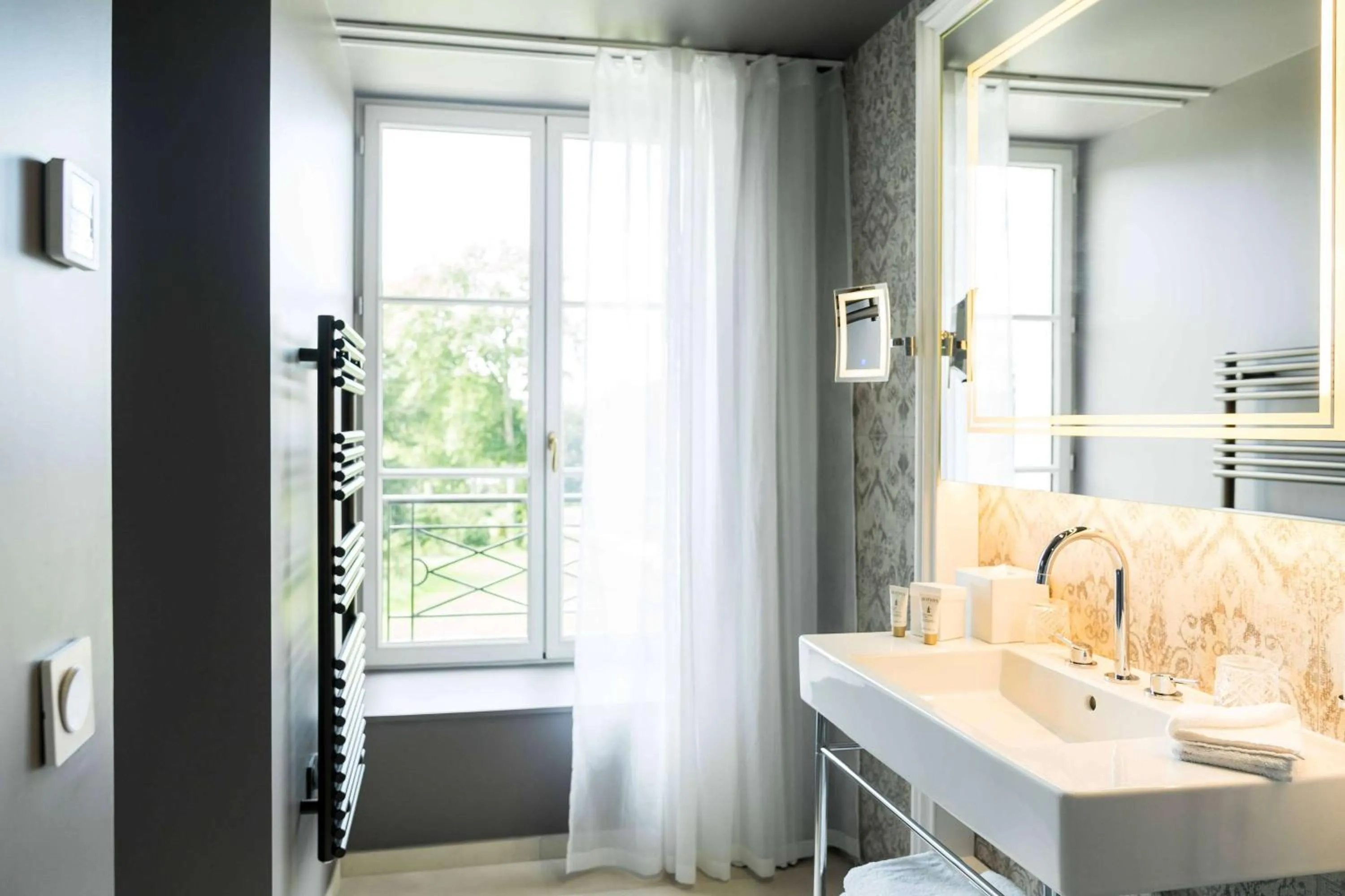 Photo of the whole room in Dolce by Wyndham Versailles - Domaine du Montcel