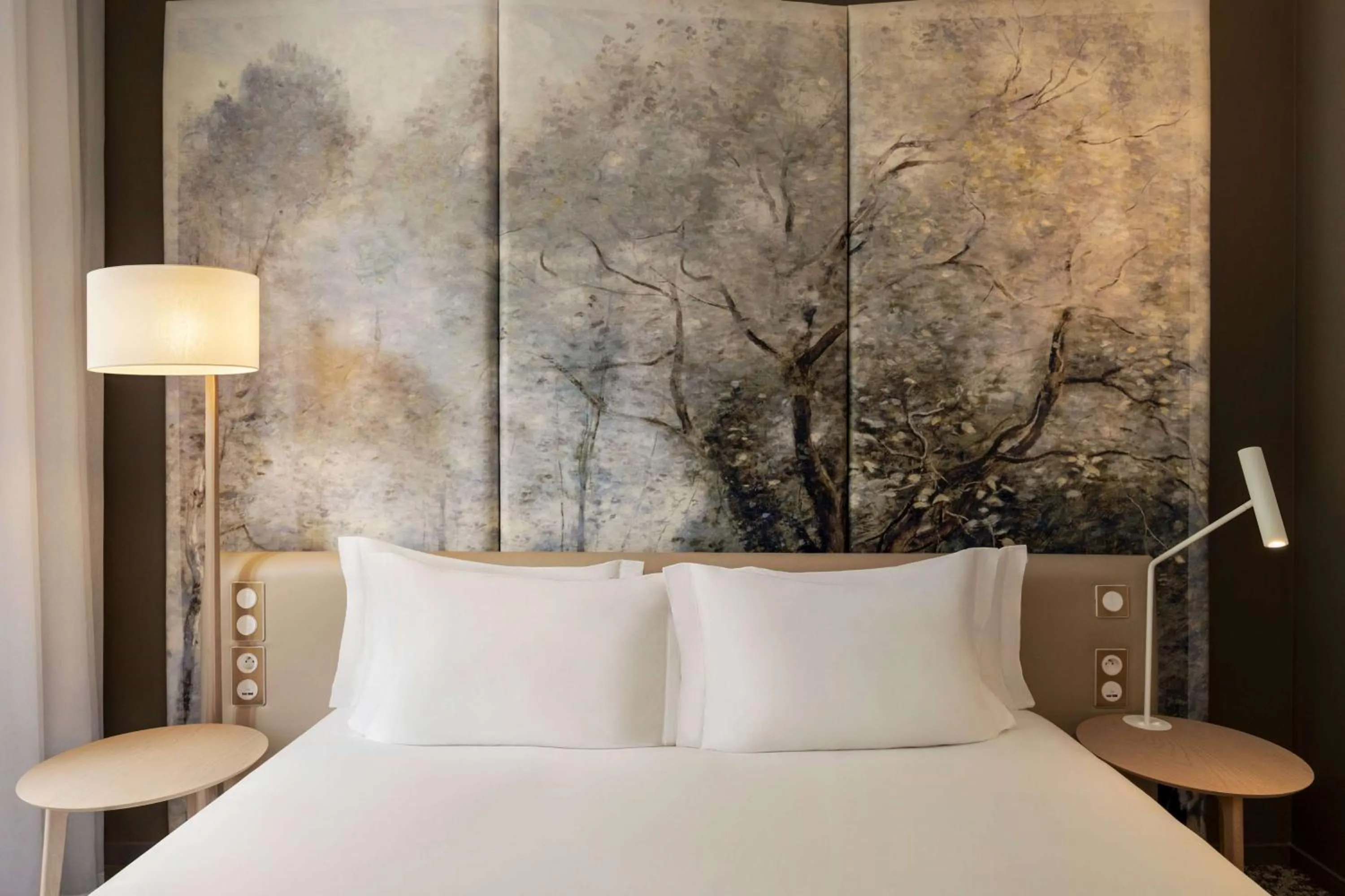 Photo of the whole room, Bed in Dolce by Wyndham Versailles - Domaine du Montcel