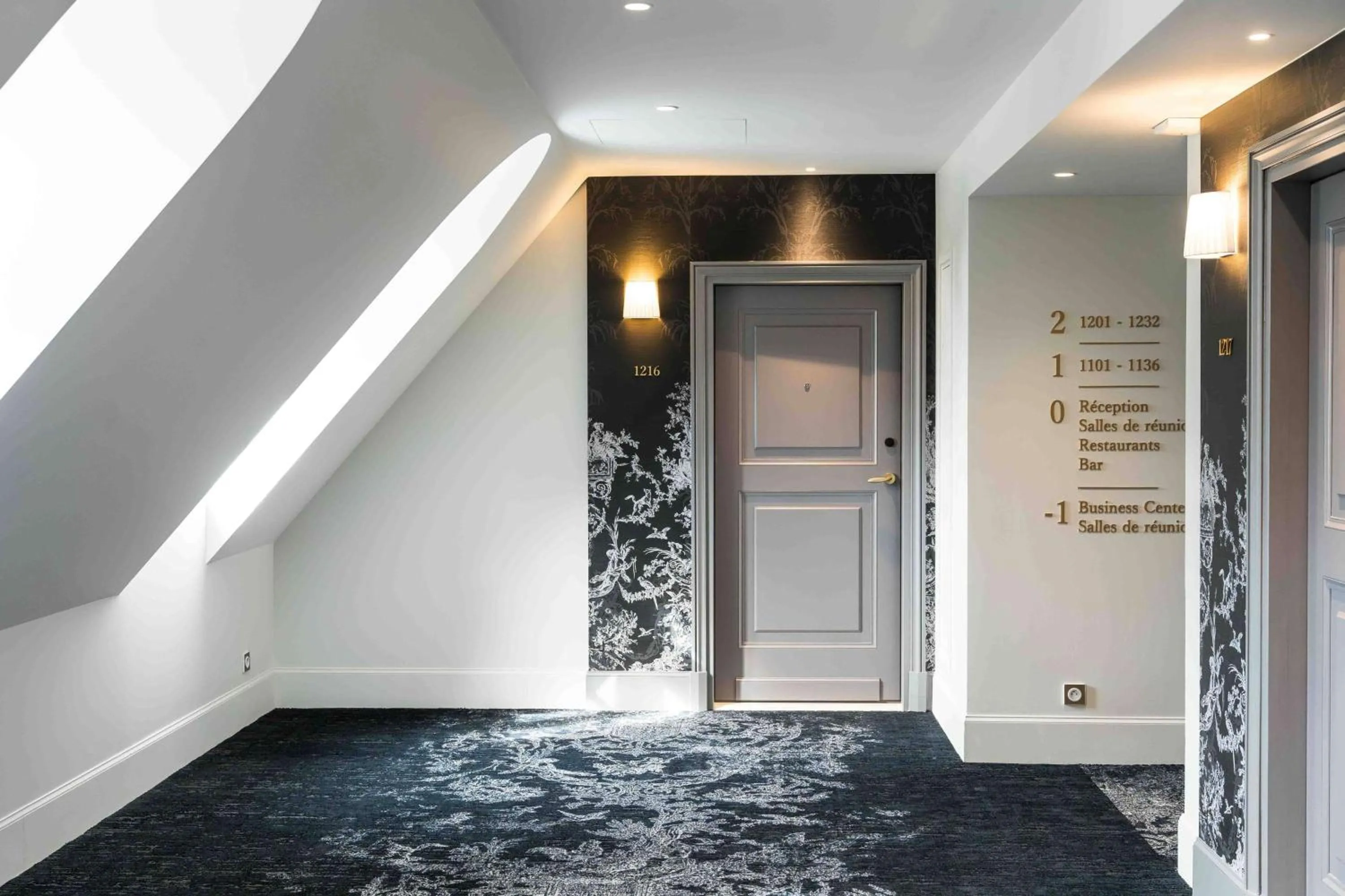 Lobby or reception in Dolce by Wyndham Versailles - Domaine du Montcel